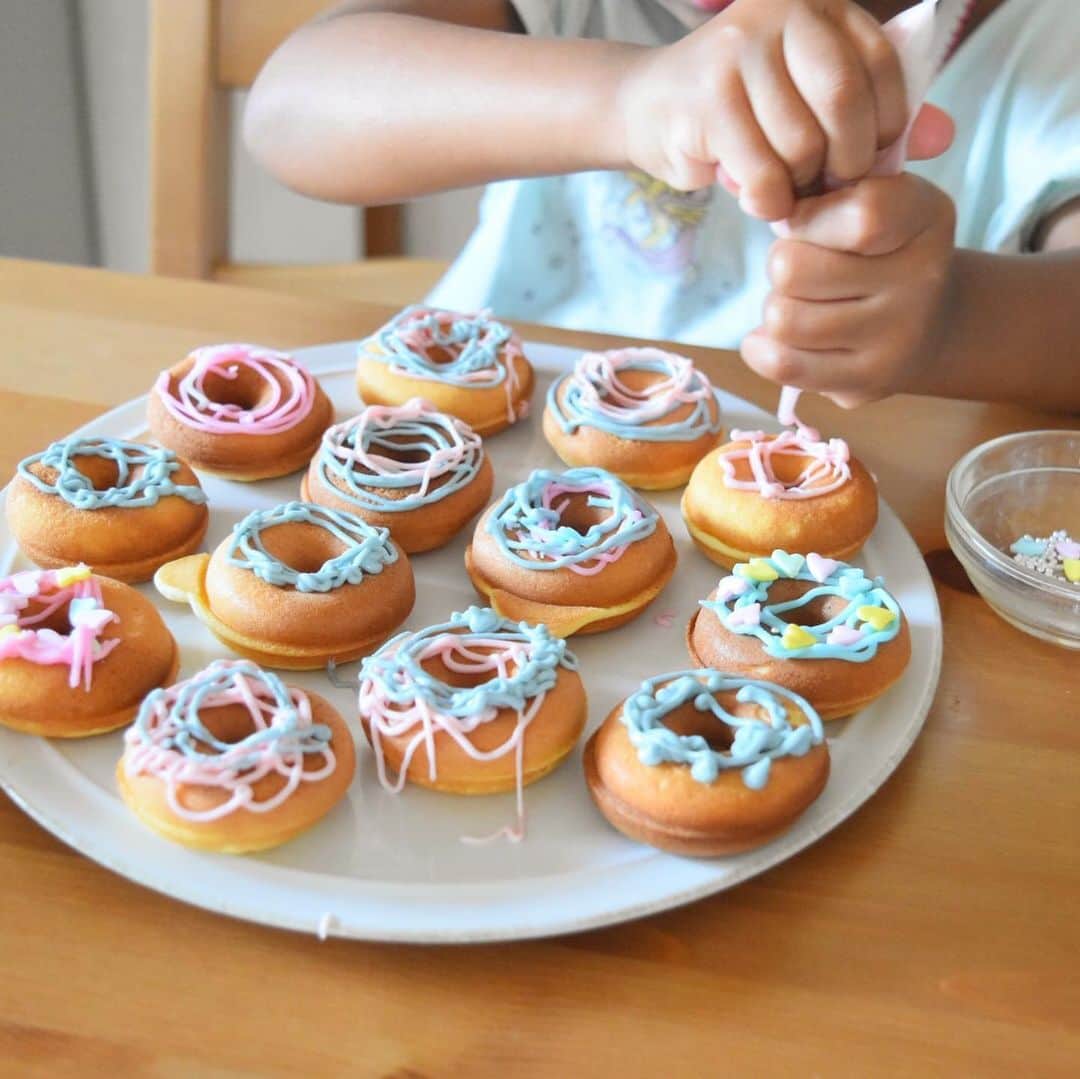 山崎佳さんのインスタグラム写真 - (山崎佳Instagram)「上の子が突然ドーナツやりたいと言いだしたからおやつ用ドーナツ。パステルカラーなのになかなか派手なやつ作ってた。」8月31日 14時39分 - keiyamazaki