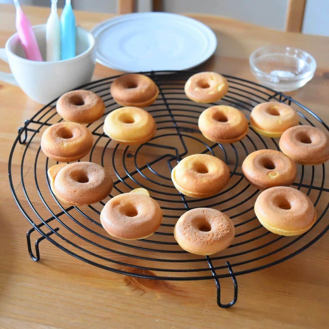 山崎佳さんのインスタグラム写真 - (山崎佳Instagram)「上の子が突然ドーナツやりたいと言いだしたからおやつ用ドーナツ。パステルカラーなのになかなか派手なやつ作ってた。」8月31日 14時39分 - keiyamazaki