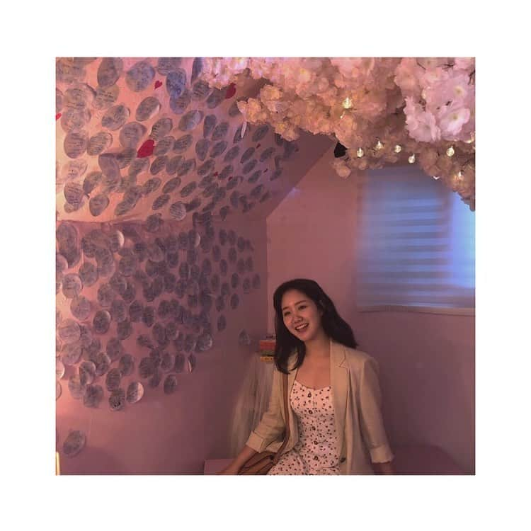 チン・ジヒのインスタグラム：「💜 #그냥다올려야지 #앗 #눈감아버렸네」