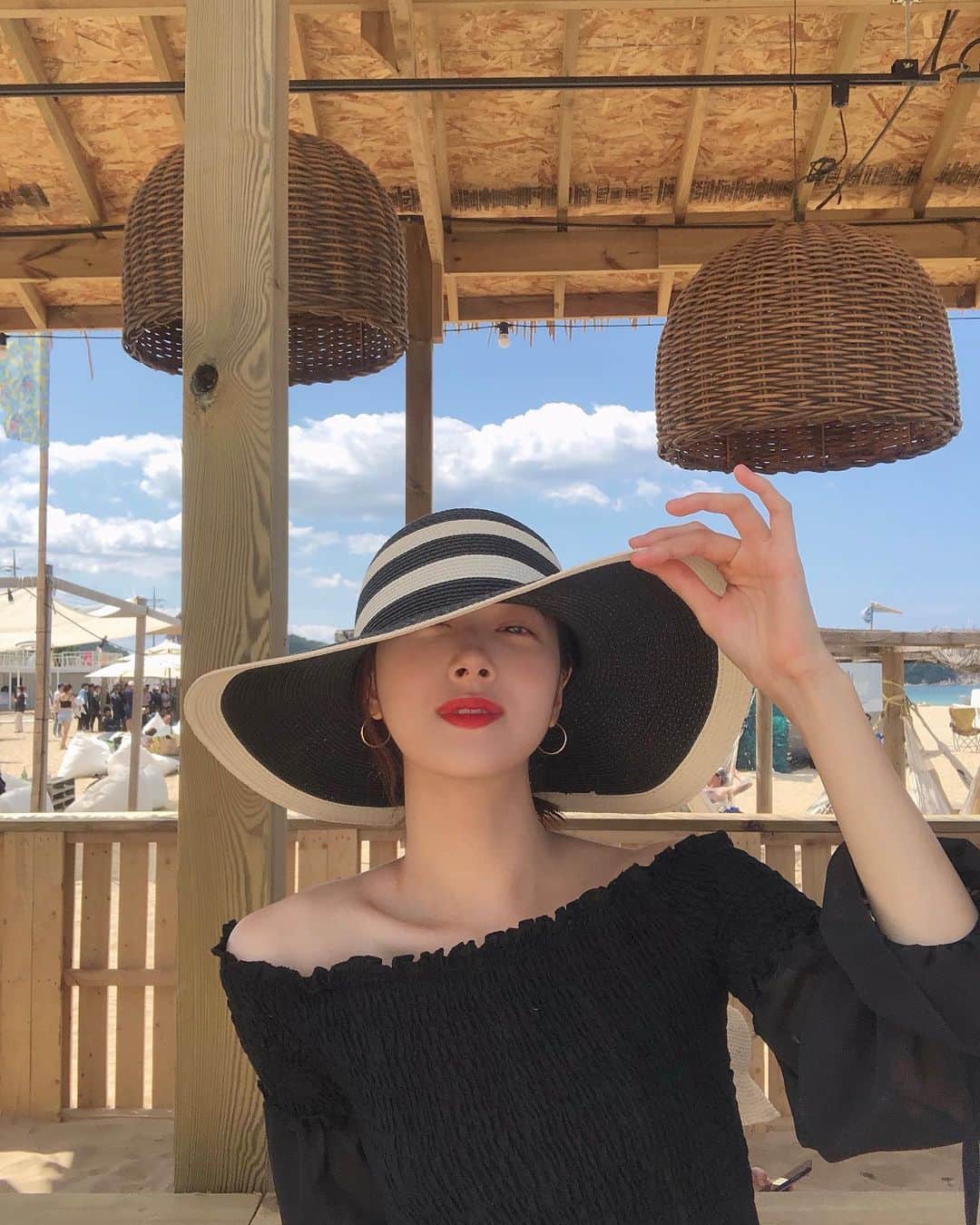 ミナ さんのインスタグラム写真 - (ミナ Instagram)「☁️🌴🏄‍♀️🌊👒 늦여름 - 날씨가 딱이다🌿」8月31日 14時44分 - blossomh_