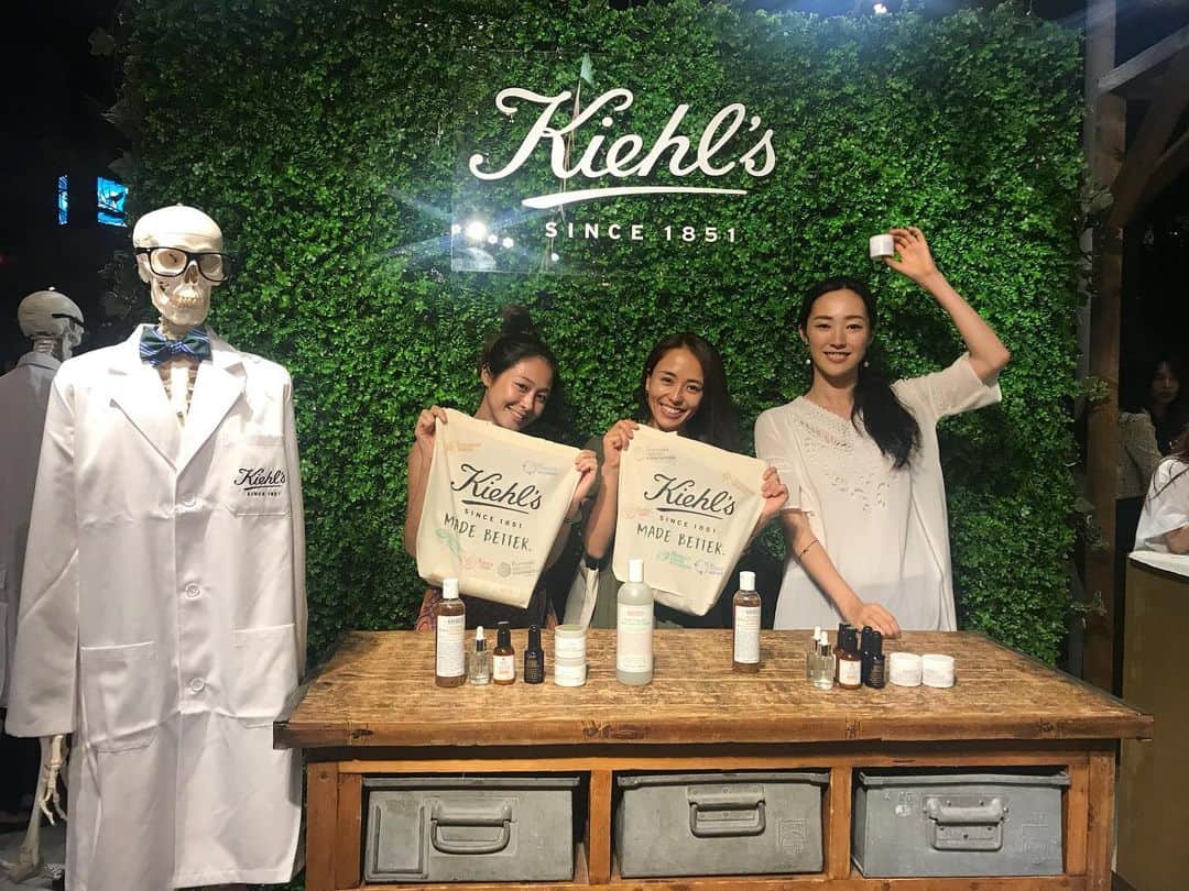 のインスタグラム：「今週末原宿で行われるキールズのイベントに行ってきました🍀 ボトルは全てリサイクルで、地球にも優しいキールズ🌏 イベント限定で自分の名前入り化粧水をお土産で頂きました☺️ もともとキールズは大好きだけど、今回使った事のない商品も試せたよ〜やっぱり使い心地抜群〜✨ 皆さんも是非、今週末遊びに行って見てね❗️ JR原宿駅前すぐ❗️ #キールズメイドベター #スキンケアからアースケアを」
