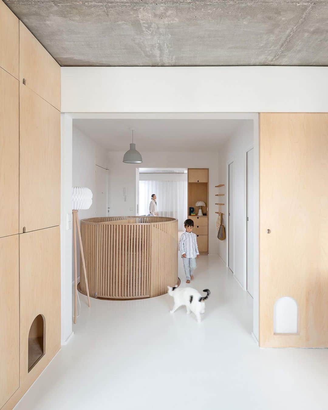 Design Milkさんのインスタグラム写真 - (Design MilkInstagram)「@sabo_project didn’t forget about the family’s beloved cat when designing this #home but instead designed access cutouts that let the cat roam throughout whether doors are closed or not. His own home exists within one of the kitchen cabinets behind one of the cutouts. 🐱 designmilk.com」8月31日 14時54分 - designmilk