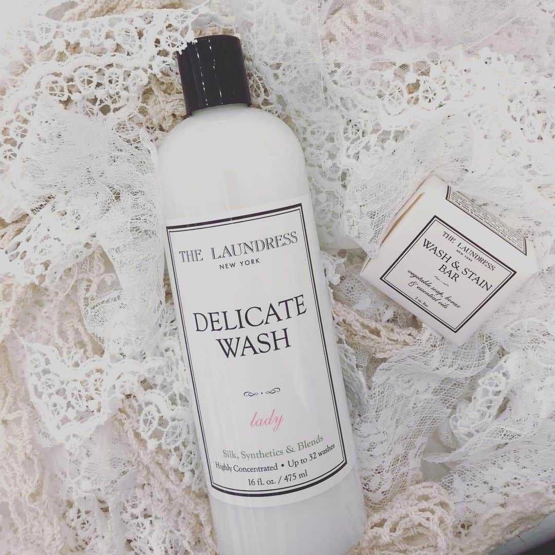 THE LAUNDRESS JPさんのインスタグラム写真 - (THE LAUNDRESS JPInstagram)「この夏大活躍した繊細なレースやチュール。 お手入れはデリケートウォッシュにお任せを☆毛玉やほつれを防いで優しく洗えます。  汗や化粧品の黄ばみ、裾の黒ずみやシミが気になったら、シミ抜き石けんもおすすめです。 #thelaundress #ランドレス #洗濯 #白 #monotone #モノトーン #entrexblog #ランドレスブログ #アントレックスブログ #洗剤 #漂白剤 #柔軟剤 #lovefashion #laundry  #オシャレ着 #オシャレ着洗い #デリケートウォッシュ #シミ抜き #しみ抜き #レース #チュール #ランジェリー #lingerie #下着」8月31日 14時47分 - thelaundressjp