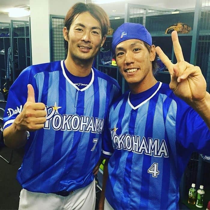 石川雄洋のインスタグラム：「荒波さん現役生活お疲れ様でした。 高校で3年、プロで8年、11年お世話になりました！ 翔さんは高校で初めて会った時からスター選手でしたね。 プロでそれも一緒のチームでプレーするなんて高校の時は思わなかったので、不思議な感じでした。 翔さんは行くと思ってたけど、僕が行けると思わなかったから。 時間が合った時ご飯行きましょう🍚  僕はもう少し頑張ります⚾️ 11年間本当にお疲れ様でした。 * #荒波翔 #石川雄洋  #横浜高校 #横浜DeNAベイスターズ」