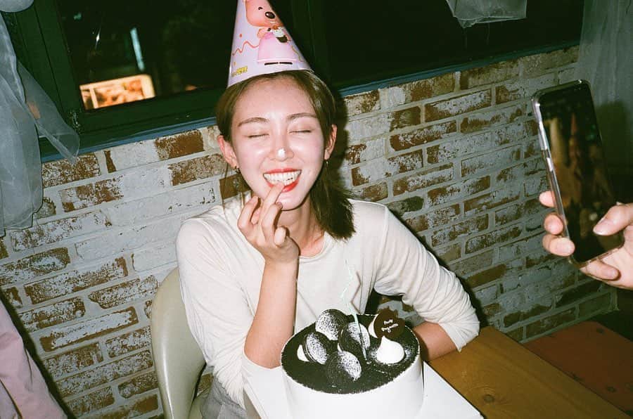 オ・ヨンギョン さんのインスタグラム写真 - (オ・ヨンギョン Instagram)「이제야 올리는 생일사진♥  정신이 없어서 이제 올려요 생일 축하해주신 많은 분들 너무너무 감사합니다 ㅎㅎㅎ  덕분에 행복한 생일 보낸것 같아요  사랑해요❤️ #🎂 #8.25」8月31日 14時57分 - seoin_han