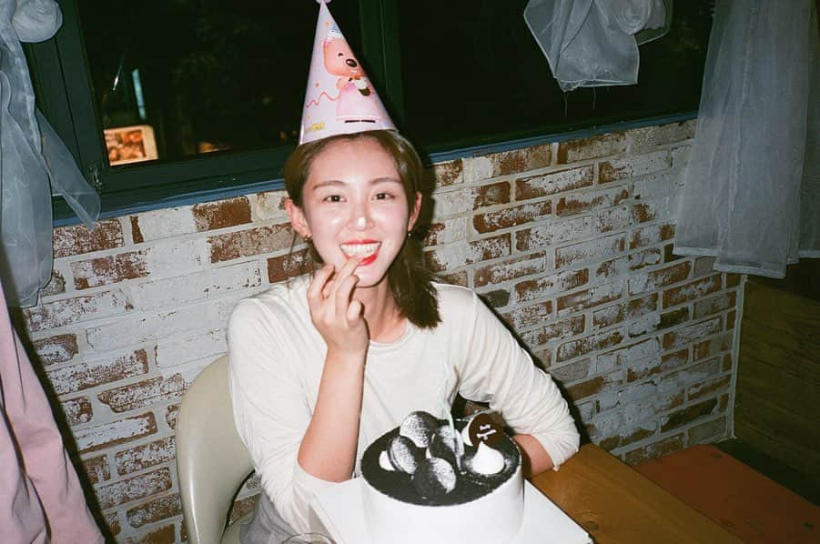 オ・ヨンギョン さんのインスタグラム写真 - (オ・ヨンギョン Instagram)「이제야 올리는 생일사진♥  정신이 없어서 이제 올려요 생일 축하해주신 많은 분들 너무너무 감사합니다 ㅎㅎㅎ  덕분에 행복한 생일 보낸것 같아요  사랑해요❤️ #🎂 #8.25」8月31日 14時57分 - seoin_han