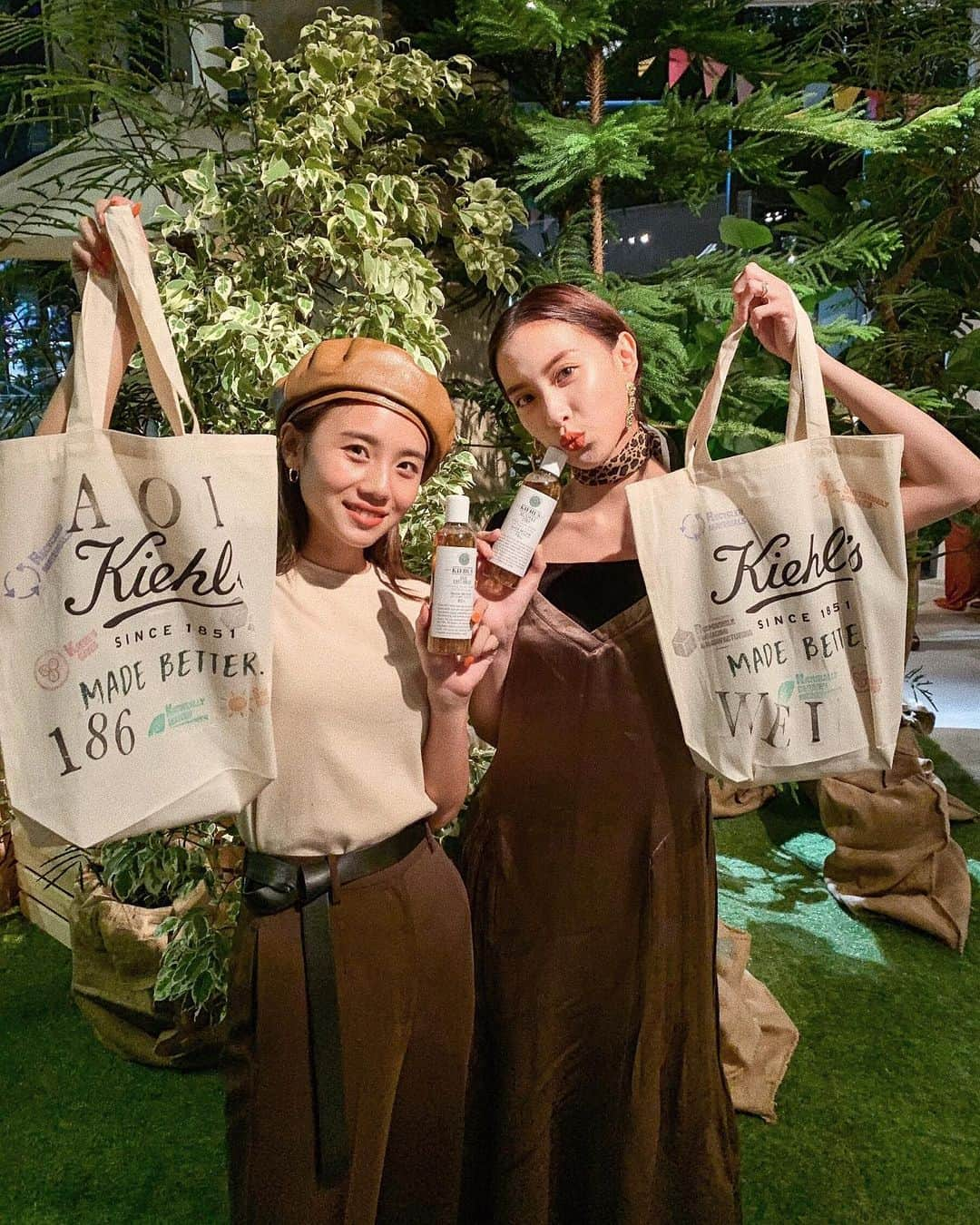 ソンイさんのインスタグラム写真 - (ソンイInstagram)「親子で愛用している @kiehlsjp の #スキンケアからアースケアを がテーマのイベントに遊びに行ったよ🌏❤️🧴﻿ @aoi186 ちゃんと一緒にスタンプラリーしたりお花を植える体験をしたり🌼🌿﻿ ﻿ キールズは天然由来成分を使ってるのはもちろん、資源を無駄にしない地球環境に優しいパッケージ開発をしていて、特にカレンデュラトナーは100%リサイクルで作られているの♻️🌏❤️﻿ ﻿ そして新しい取り組みとして、お買い物の時にショッピングバッグを辞退すると1回10円が森林保全団体に寄付され、キールズの森を作る活動を始めてるんだよ🌳🌳🌳﻿ ﻿ 地球環境に良いことをしたいけど何をしたらいいかわからない🤔💭って人は、こうゆう取り組みをしているアイテムを選べば毎日のスキンケアで社会活動ができますよ💗﻿ 今日明日は誰でもイベント参加できます🌳♻️﻿ #キールズメイドベター」8月31日 14時58分 - sunwei1013