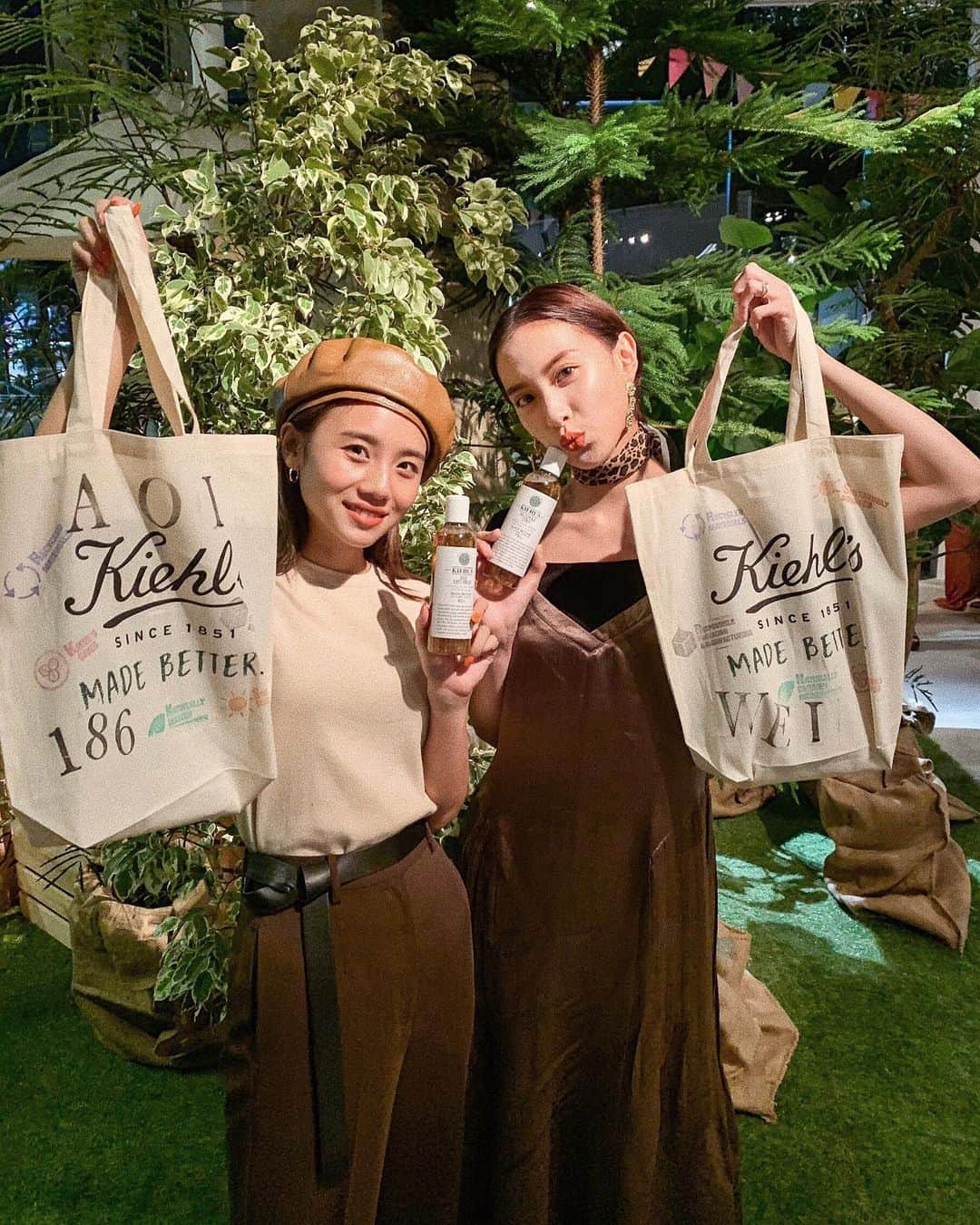 ソンイのインスタグラム：「親子で愛用している @kiehlsjp の #スキンケアからアースケアを がテーマのイベントに遊びに行ったよ🌏❤️🧴﻿ @aoi186 ちゃんと一緒にスタンプラリーしたりお花を植える体験をしたり🌼🌿﻿ ﻿ キールズは天然由来成分を使ってるのはもちろん、資源を無駄にしない地球環境に優しいパッケージ開発をしていて、特にカレンデュラトナーは100%リサイクルで作られているの♻️🌏❤️﻿ ﻿ そして新しい取り組みとして、お買い物の時にショッピングバッグを辞退すると1回10円が森林保全団体に寄付され、キールズの森を作る活動を始めてるんだよ🌳🌳🌳﻿ ﻿ 地球環境に良いことをしたいけど何をしたらいいかわからない🤔💭って人は、こうゆう取り組みをしているアイテムを選べば毎日のスキンケアで社会活動ができますよ💗﻿ 今日明日は誰でもイベント参加できます🌳♻️﻿ #キールズメイドベター」