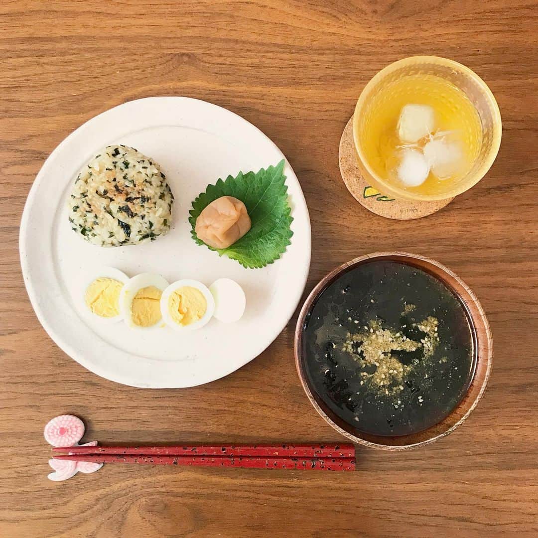 のインスタグラム：「そして、出来上がったものがこちらです💁🏻‍♀️大葉味噌焼きおにぎり ごま油のワカメコンソメスープ さ、さ、ライブの準備するぞー。 #ビキコのごはん  #おうちごはん」