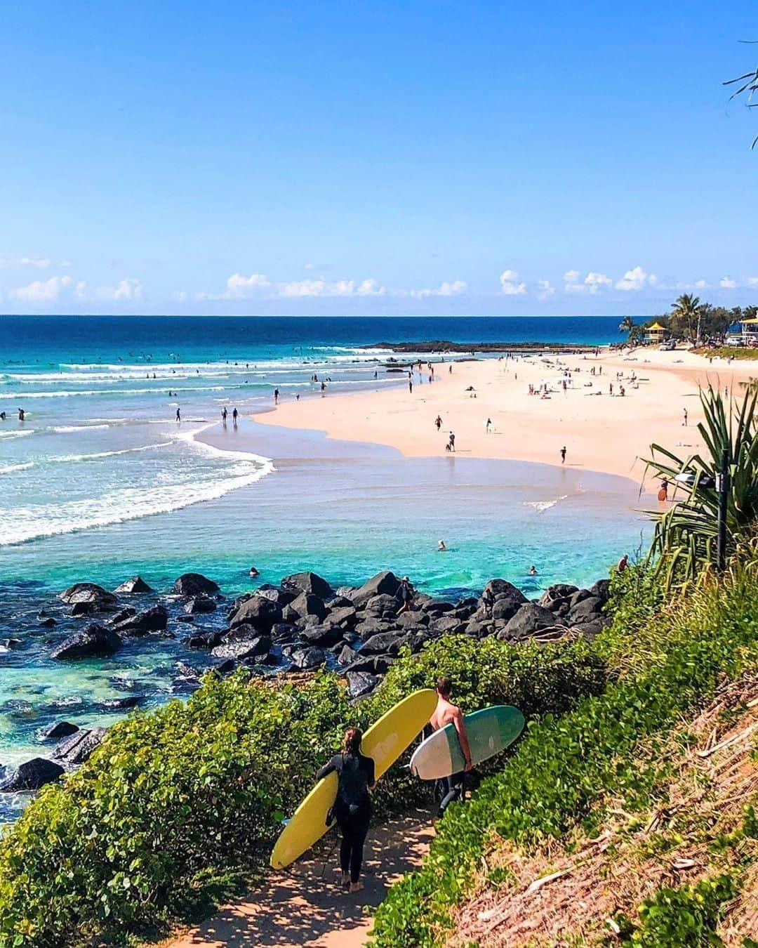 Australiaさんのインスタグラム写真 - (AustraliaInstagram)「You’re looking at a standard winter’s day on @destinationgoldcoast. 🏄🏻‍♀️☀️ @seafoam_soul spent the weekend at #RainbowBay enjoying the sun and sea, a corner of @queensland that is seemingly a never-ending summer. Take a #surfing lesson with @coolangattalearn2surf or @walkinonwatersurf so you can join in with the locals; and unwind with a cold drink and killer views at @rainbowbayslsc before hopping onto the next #beach.  #seeaustralia #thisisqueensland #wearegoldcoast #travel #thegreatoutdoors」8月31日 15時00分 - australia