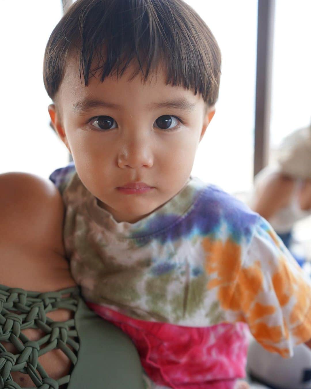 齋藤美波さんのインスタグラム写真 - (齋藤美波Instagram)「👶🏻♥️💋 #然 #ZEN #1歳6ヶ月 ・ ◉好奇心旺盛 ◉人の真似っ子大好き ◉めちゃ食う飲む ◉シャイボーイ ◉時たま几帳面 ◉落ち着きない ◉賢い ◉強い ◉負けず嫌い ◉喜怒哀楽激しい ◉観察力のすごさ ◉やんちゃのくせに慎重派 ◉理解力ある ・ お兄ちゃんは1歳6ヶ月で早めの イヤイヤ期突入してたのを とてーもよく覚えてる。 けど、ZENはまだかな？ いや、まだ来なくていい。笑 ムゲンの時と違って典型的な男の子で 何を訴えてるのかが、大抵わかるから なんで泣いてるかわからない！がない☺️ そしてしっかり何を訴えてるかを 自分で私の手を引っ張って 指差してくれるからわかりやすい👐🏽 賢いな〜と親バカ。笑 ・ 正直言ってまだまだ甘えん坊なのは 長男のムゲンくんです😎 でもそれもまた可愛い♥️ ・ 顔が小さくていつも、 ハーフか女の子に 間違えられる🤣 どんな子になるかなー♥️ ・ ・ #次男坊#男の子兄弟#次男#男の子ママ#湘南生まれ#1歳半#育児#子育て#海のある生活#boy#son#1year6months#brother#cute#love#family」8月31日 15時02分 - saito373minami