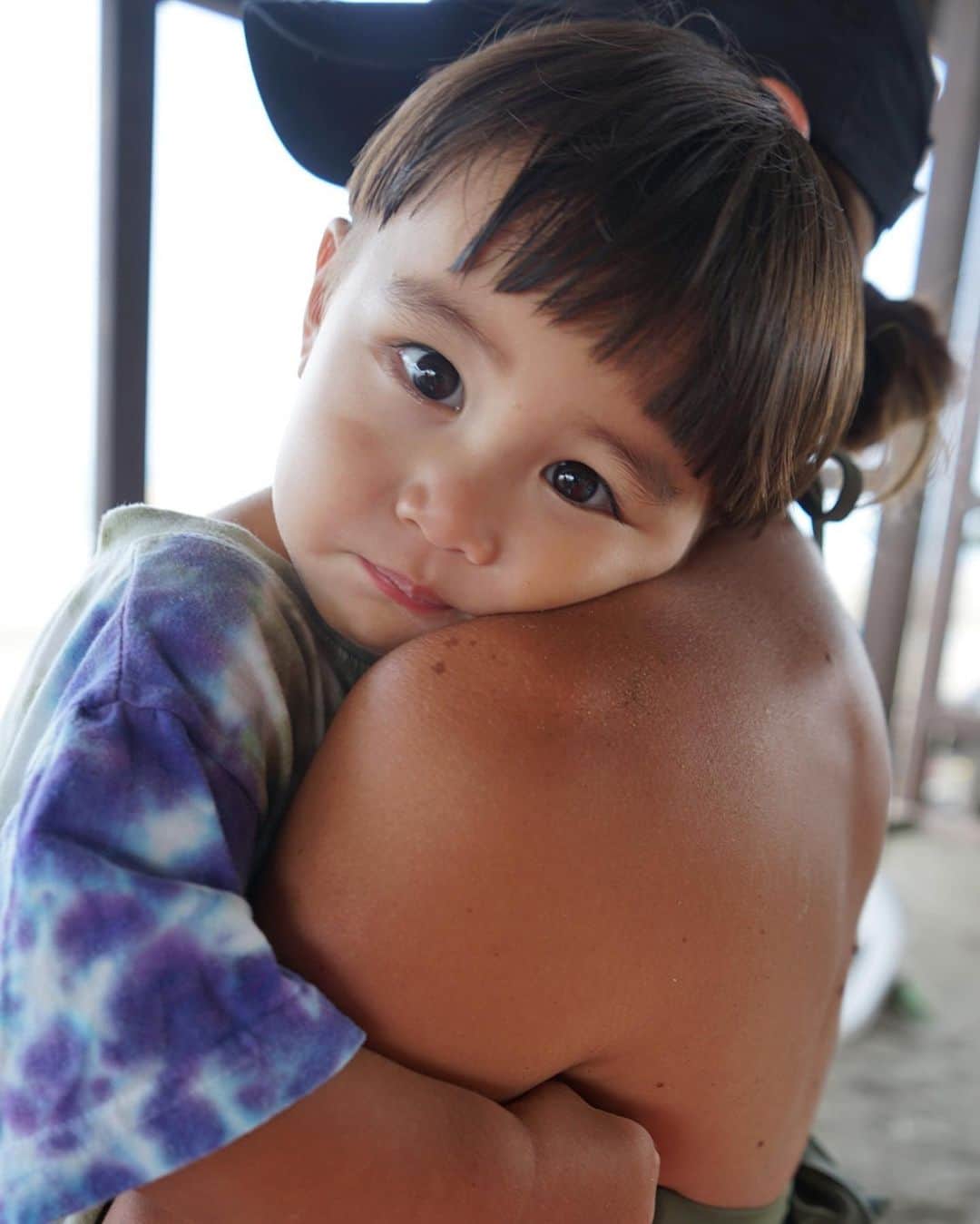 齋藤美波のインスタグラム：「👶🏻♥️💋 #然 #ZEN #1歳6ヶ月 ・ ◉好奇心旺盛 ◉人の真似っ子大好き ◉めちゃ食う飲む ◉シャイボーイ ◉時たま几帳面 ◉落ち着きない ◉賢い ◉強い ◉負けず嫌い ◉喜怒哀楽激しい ◉観察力のすごさ ◉やんちゃのくせに慎重派 ◉理解力ある ・ お兄ちゃんは1歳6ヶ月で早めの イヤイヤ期突入してたのを とてーもよく覚えてる。 けど、ZENはまだかな？ いや、まだ来なくていい。笑 ムゲンの時と違って典型的な男の子で 何を訴えてるのかが、大抵わかるから なんで泣いてるかわからない！がない☺️ そしてしっかり何を訴えてるかを 自分で私の手を引っ張って 指差してくれるからわかりやすい👐🏽 賢いな〜と親バカ。笑 ・ 正直言ってまだまだ甘えん坊なのは 長男のムゲンくんです😎 でもそれもまた可愛い♥️ ・ 顔が小さくていつも、 ハーフか女の子に 間違えられる🤣 どんな子になるかなー♥️ ・ ・ #次男坊#男の子兄弟#次男#男の子ママ#湘南生まれ#1歳半#育児#子育て#海のある生活#boy#son#1year6months#brother#cute#love#family」