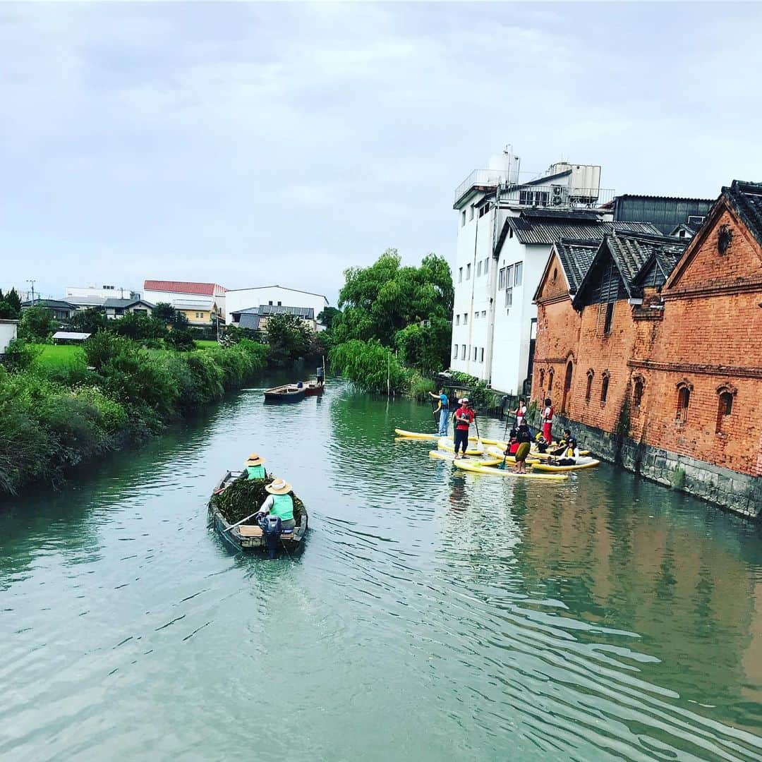 柳川藩主立花邸御花 | Yanagawa Ohanaさんのインスタグラム写真 - (柳川藩主立花邸御花 | Yanagawa OhanaInstagram)「MONPE de SUP  久留米絣のもんぺを穿いて、優雅にお堀SUP  散歩されてる方が「何やってるのー？楽しそう！がんばってー！」 と声をかけてくださいます。 柳川の人の優しさを感じます。  #もももんぺ #御花 #うなぎの寝床 #MONPEdeSUP #堀でホリデー」8月31日 15時05分 - tachibanateiohana