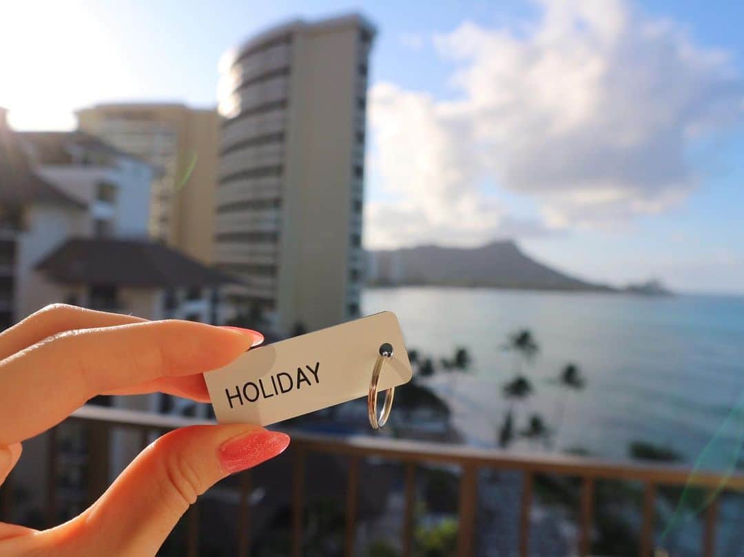 のインスタグラム：「@holiday_monsarrat 🌺🔑 お買い物もごはんも、モンサラット通りオススメです🙆‍♀️ #holiday #hawaii #halekulani  #halekulanihotel #ハワイ #ハワイ土産」