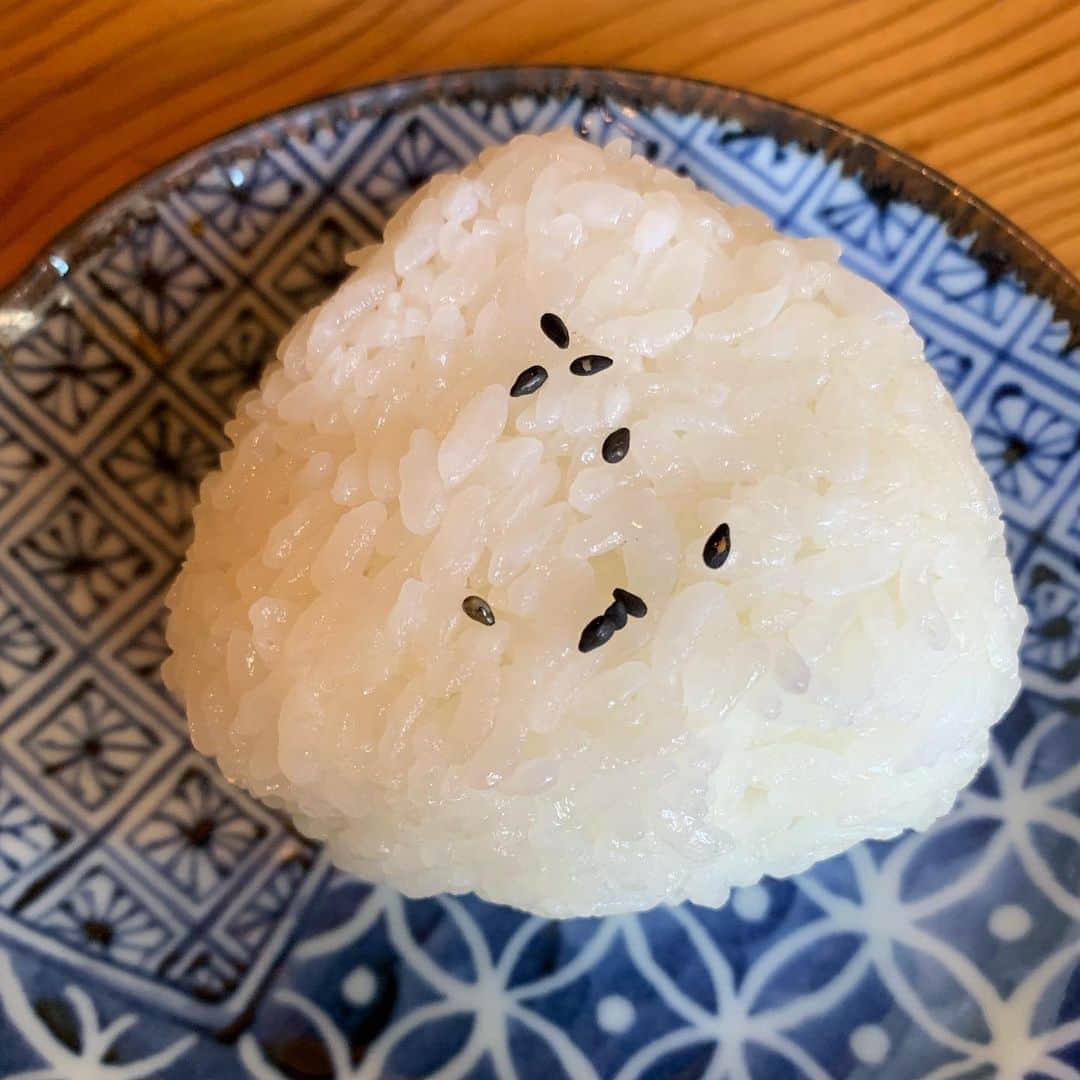 Yuka Mukaibayashiさんのインスタグラム写真 - (Yuka MukaibayashiInstagram)「飛騨で美味しいお蕎麦に出会う . 高山市 国府町 宇津江にあるお蕎麦屋さん . 「絶対美味しい！」そう思わせる外観 . そして、裏切らない . 「お水」無造作にポットに貼られている文字さえも、もう味があるし . お蕎麦はもちろんのこと . 水、そばだんご、しおむすび . 全て美味しかった♡ . しおむすび、感動ものですよ . 絶妙な塩加減です . 店主のおじいさんが、またまた味のある良い感じの方でした^_^ . . . #飛騨 #国府 #宇津江四十八滝  #お休処 #弥助 #お蕎麦 #蕎麦好き」8月31日 15時20分 - ruang2013510