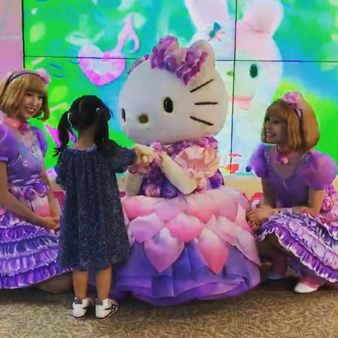 田村淳のインスタグラム：「娘がキティにメロメロ 後ろにマイメロディ 僕の趣味でオニツカタイガー履かせてます🐯  #キティ #マイメロディ #オニツカタイガー」