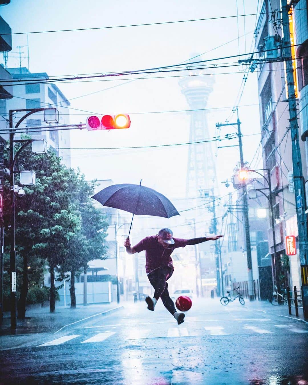 ショーン・ガルニエさんのインスタグラム写真 - (ショーン・ガルニエInstagram)「I’M PLAYING IN THE RAIN 🎵 🎼 ⚽️ ☔️ @urbanball  #seangarnier #urbanballer #travel #rain #japan #osaka #food」8月31日 15時15分 - seanfreestyle