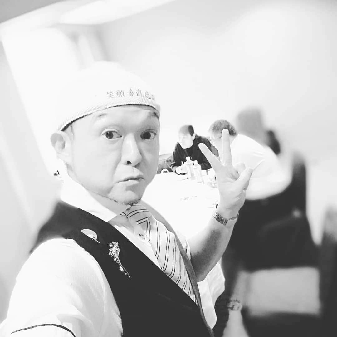 松本隆博のインスタグラム：「。 これからも頑張ります♪ ------------- 超！感動しました。あなたのお母様のエピソードは育児中の私にとても刺激になりました。子育て・親孝行・いろんな人と共に生きる意味。そして、人はみんなでいろんな時間を語り継いで一つの物語をつないでいくメッセンジャーなんやと感じました。 おかげさまで、おかあちゃんという名アーティストになるべく、「今日何をすべきか！」使命感をもって生きるぞ！と燃えています。 （早速ですがトイレに「目指せアーチスト！」文字はりました。） 今年はギター片手の講師に驚き、笑い、涙し、感動。そしてあんなに無邪気にラクビー型の記念品に大喜びする講師をみたのも初めてで、（主催者様同様に）東大阪住民としてとてもうれしかったです。 購入したCDよかったです！励まされています！ ------------ はじめての参加でした。笑顔 感謝 素直 これらを心がけて毎日を過ごせばどんなに毎日が幸せなのか。頭では意識していても、なかなか反省の多い日々を過ごしています。現在41歳 シングルマザー 今回の講演会&ライブでまたひとつ、気づきがありました。まつもとたかひろさんに出会えたことに感謝。誘ってくれたお友達に感謝。またいつかお会いできる日を楽しみにしていますね‼ お身体をくれぐれもご自愛して下さい。 ------------- 講演会最高でした！ 姉と2人で参加させてもらいましたが、2人とも泣き笑いの最高の時間を過ごさせて頂きました！時間がとても短く感じて、あと2倍の時間が欲しかったくらいです！自分の人生を肯定してもらえたような、温かく包み込んでもらえたような本当に素敵な講演会でした。子供への接し方や夫や親への接し方を振り返る良い機会になりました。私も「お母ちゃん」を表現するアーティストだと誇りを持って育児人生を楽しもうと思えました。ありがとうございました！！ ------------- 参加して良かったです！ 本日は心温まる講演会でした、ありがとうございます。松本さんの講演を聞き、実家に帰りたくなり、今は実家へ向かう電車の中です。思い立ったら即行動、両親との会話の時間を実家で持とうと思います(o^^o)改めまして、本日はありがとうございます！ -------------」
