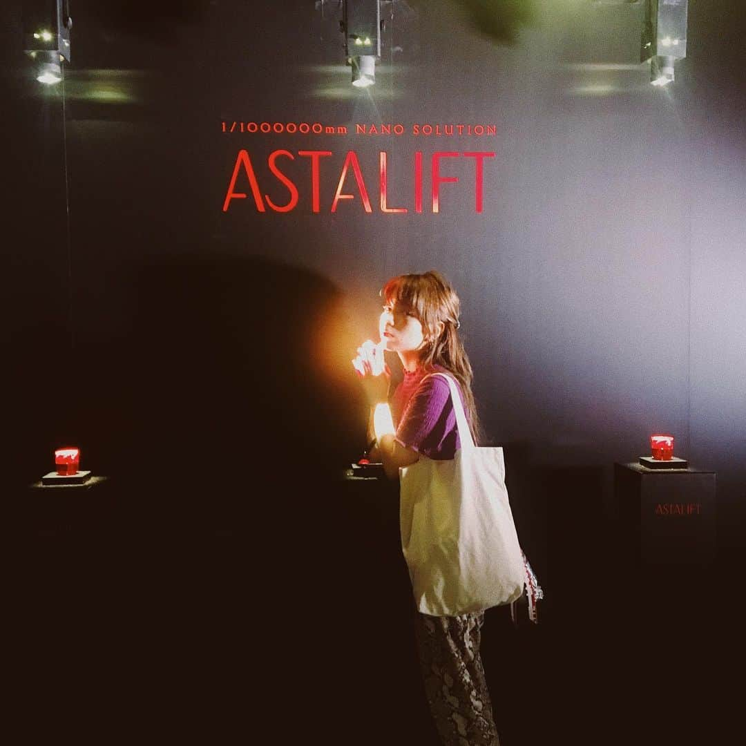 渡邊りつさんのインスタグラム写真 - (渡邊りつInstagram)「#party ☺︎ . #ASTALIFE /  アスタリフトの reception party へいってきた〜！ . 真っ赤な空間 🔴🔴🔴 モニターに文字出したり 楽しんだー👏🏿👏🏿👏🏿 . 新商品のASTALIFT JELLY AQUARYSTA 使ってみたらめちゃくちゃ お肌しっとりしてびっくり 🕺  #ASTALIFTLAB #アスタリフトラボ #アフタリフトジェリー #アフタリフト」8月31日 15時22分 - w.rw.r