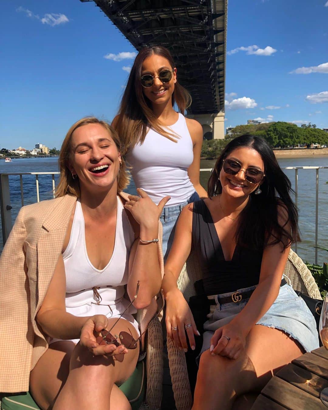 マデリン・グローヴスのインスタグラム：「Aha hahahahah. Champagne for my real friends, real pain for my sham friends 🥂🧨 #eatit」