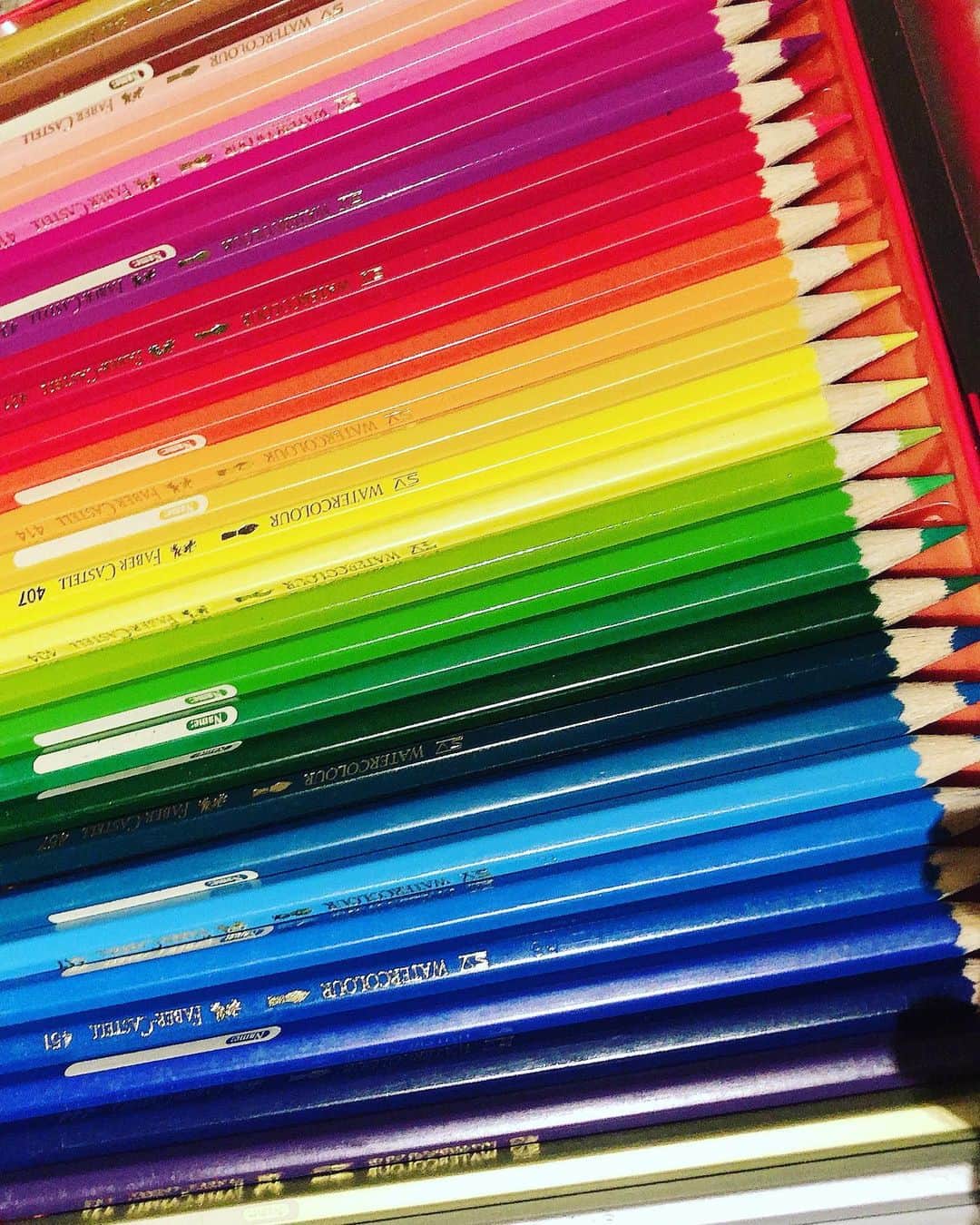 辻やすこさんのインスタグラム写真 - (辻やすこInstagram)「配色奇麗🥰❤️❤️❤️ #色鉛筆 #鉛筆 #配色 #color #水彩画」8月31日 15時32分 - yasupytsuji