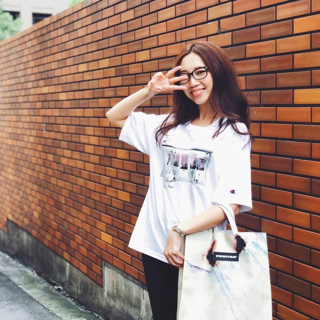 のインスタグラム：「2019.08.31 33回目の野菜の日🍅 . 私らしく、明るく、楽しく、カジュアルに！ この一年も歩んでいきたいと思います✈️ いつも仲良くしてくれる皆さんに感謝☺︎ 本当にありがとう！これからもよろしくね☺︎ . ちなみに今日はcafe 884 × @joh_dai さん作のコラボTシャツ👕 可愛くてめちゃくちゃ気に入ってる🥰 ...... #frtg #fashion #HBD #ootd #この一年もたくさん旅するぞ」