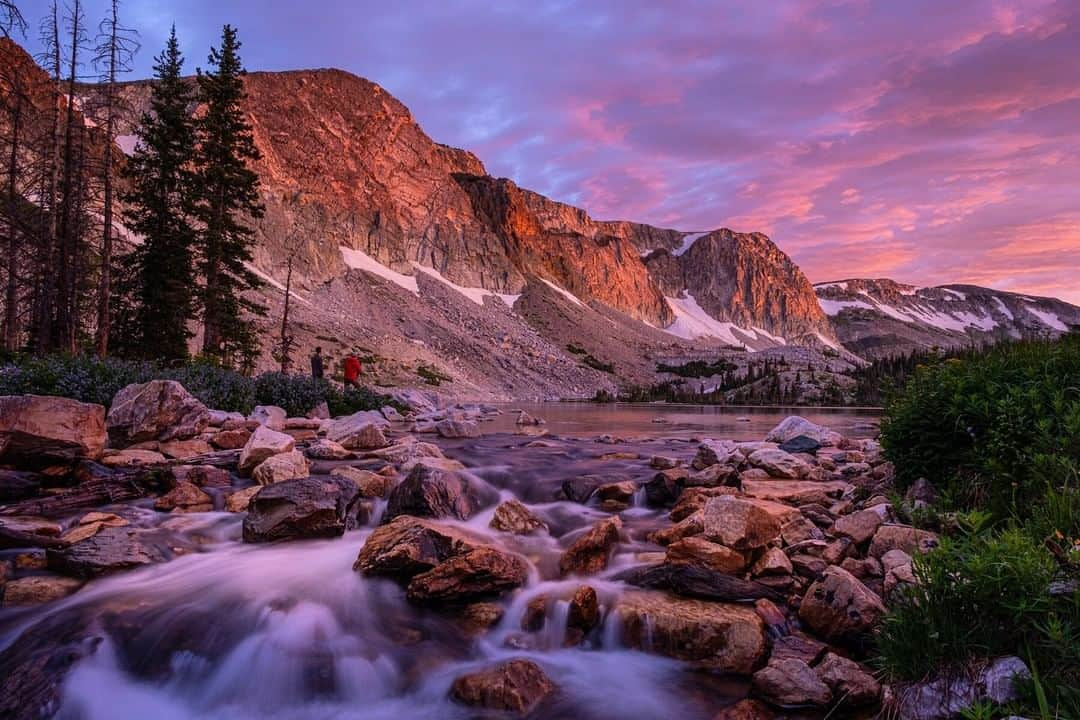 ナショナルジオグラフィックさんのインスタグラム写真 - (ナショナルジオグラフィックInstagram)「Photo by Drew Rush @drewtrush | Snowy Range Scenic Byway, Wyoming. We kept talking about how thankful we were for this place all weekend. Our daughter had met some friends camping earlier in the summer in another spot and we just happened to meet them again here. Serendipity in the mountains, I suppose. So thankful to have a chance to raise my daughter and my son in the woods. Being outside always seems to trigger this response in me, and did you know that the effects of gratitude can be huge? A study titled “Counting Blessings vs. Burdens” in 2003 concluded that keeping a gratitude journal caused participants to report 16% fewer symptoms, 19% more time exercising, 10% less physical pain, 8% more sleep, and 25% increase in sleep quality. Maybe we should all be spending a little more time outside. #nature #beauty #wyoming #gratitude #commonground」8月31日 15時39分 - natgeo