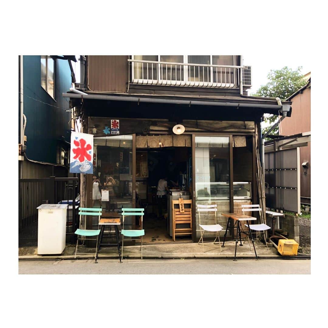 白戸ゆめのさんのインスタグラム写真 - (白戸ゆめのInstagram)「🍧 . 8月最後の日👒 夏らしいことといえば。。。 かき氷🍧🍧🍧✨ . ということで 大学の後輩おすすめのかき氷やさんへ💨 三軒茶屋にある氷 石ばしさん💕 . #安納芋ミルク🍠 なんでこんなに甘いんだ！ おいもの餡が濃厚で さらにミルクがそれを包み込んで ひんやり氷との相性🙆‍♀️🙆‍♀️ .  #紅茶ミルク お店のおばちゃんおすすめ👵 後輩ちゃんと分け合いました👯‍♀️ 紅茶の茶葉が口の中でふわっと香って これまたおいしい🤤🥄 . 洋服も秋コーデで 残暑にぴったりの1日を過ごしてます🦔🍀 . tops: @fray_id  skirt: @mystrada_official ❁❁❁ . #かき氷 #夏 #8月 #夏の終わり #三軒茶屋 #秋 #こんにちは #まずは洋服から #今年のトレンドは #ブラウン #お気に入りのスカート #ブラウンコーデ #マイストラーダ」8月31日 15時42分 - yumeno.s_