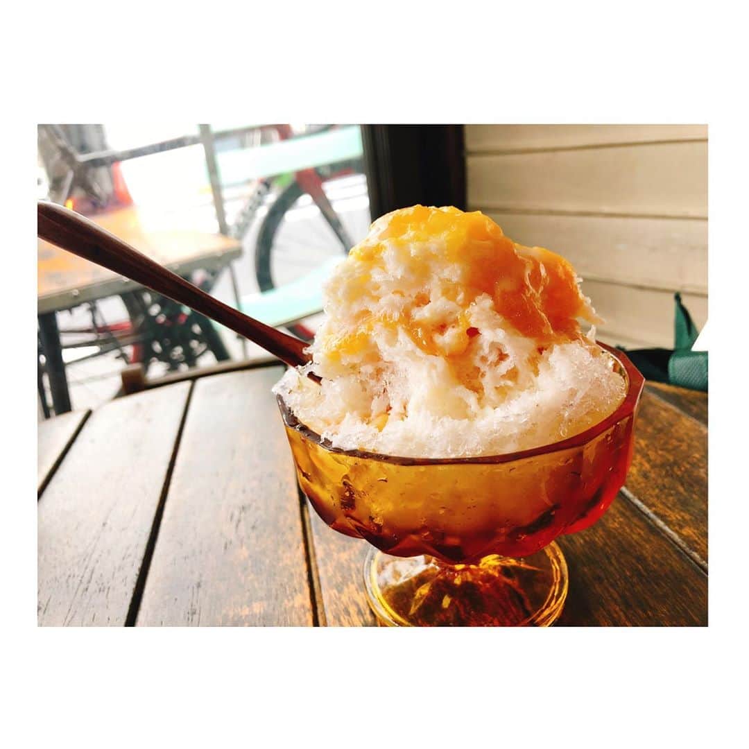白戸ゆめのさんのインスタグラム写真 - (白戸ゆめのInstagram)「🍧 . 8月最後の日👒 夏らしいことといえば。。。 かき氷🍧🍧🍧✨ . ということで 大学の後輩おすすめのかき氷やさんへ💨 三軒茶屋にある氷 石ばしさん💕 . #安納芋ミルク🍠 なんでこんなに甘いんだ！ おいもの餡が濃厚で さらにミルクがそれを包み込んで ひんやり氷との相性🙆‍♀️🙆‍♀️ .  #紅茶ミルク お店のおばちゃんおすすめ👵 後輩ちゃんと分け合いました👯‍♀️ 紅茶の茶葉が口の中でふわっと香って これまたおいしい🤤🥄 . 洋服も秋コーデで 残暑にぴったりの1日を過ごしてます🦔🍀 . tops: @fray_id  skirt: @mystrada_official ❁❁❁ . #かき氷 #夏 #8月 #夏の終わり #三軒茶屋 #秋 #こんにちは #まずは洋服から #今年のトレンドは #ブラウン #お気に入りのスカート #ブラウンコーデ #マイストラーダ」8月31日 15時42分 - yumeno.s_