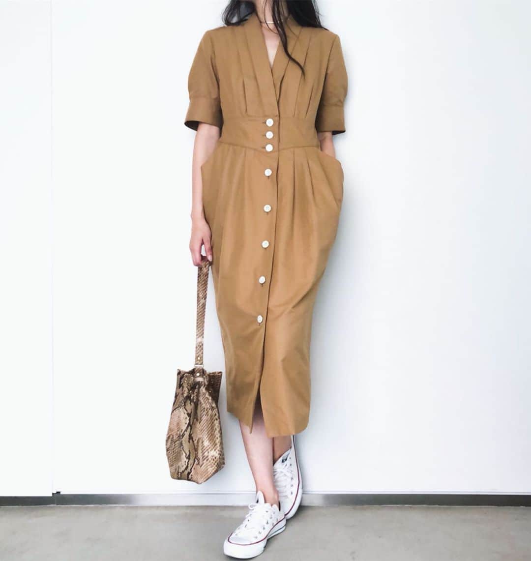 のインスタグラム：「DRESSES WITH SNEAKERS.﻿ #hstandard #junmikami #readyforautumn #autumndress ﻿ ・﻿ ・﻿ ・﻿ ﻿ 昨日のイベントで着たワンピは﻿ @hisakonamekata × @hstandard.jp ﻿ ﻿ クラシックで女性らしいスタイルのワンピースなので﻿ スニーカー合わせでカジュアルダウン。﻿ ﻿ バックスタイルも可愛いのー♥︎ ˒˒ ﻿ ﻿ さすが﻿ ひーたん♥︎ ♥︎ ♥︎ ˒˒﻿ @hisakonamekata ﻿ ﻿ ・﻿ ・﻿ ・﻿ #アッシュスタンダード」