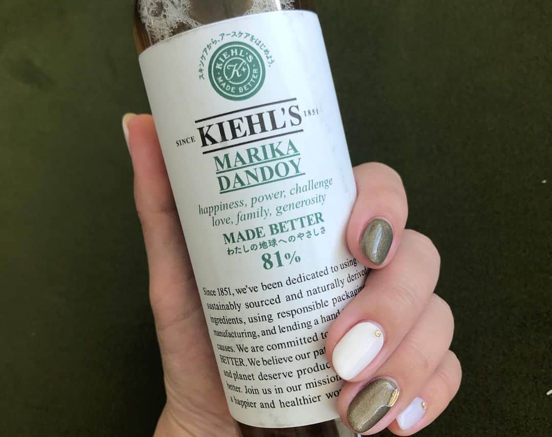ダンドイ舞莉花のインスタグラム：「大好きなスキンケアブランド #Kiehls のイベントへ！ Kiehl'sのリップクリームをずっと使ってて、もう4本目？かな？肌にも優しくて環境にも優しいkiehl'sのイベントに行けて嬉しすぎ！明日まで原宿でイベントやってるので是非是非！！ オリジナルラベルでマイボトルも作っていただきました😍  ボトルをリサイクルしてるの知らなかった！！素敵過ぎるよね♻️ #キールズメイドベター #kiehlsmadebetter  #スキンケアからアースケアを #maketheworldabetterplace  #skincare #love #beauty #products #スキンケア #tokyo #japan」