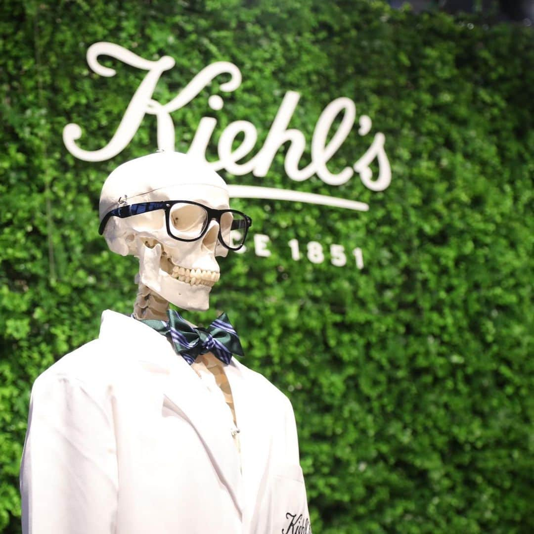 キールズ Kiehl's Japanさんのインスタグラム写真 - (キールズ Kiehl's JapanInstagram)「本日は、多くの皆さまのご来場、ありがとうございました。本日8/31(土), 明日9/1(日)の2日間限定イベントMADE BETTER MARKET を原宿jing で開催中🌿  ファーマーズマーケットをイメージした会場で、キールズが行っている環境保護の活動を楽しく体験できます。イベントを通してアースケアをはじめてみませんか? . . 【来場特典のお知らせ】 本日8/31(土)に予想以上の来場のため、明日のトートバッグは枚数に限りがあるため、先着順とさせて頂きます。(明日9/1 は午前11時〜の開催) ご迷惑お掛けしますことと併せて、直前のご案内をお詫び申し上げます。  @kiehlsjp  #KiehlsMadeBetter #スキンケアからアースケアを #キールズメイドベター」8月31日 21時17分 - kiehlsjp