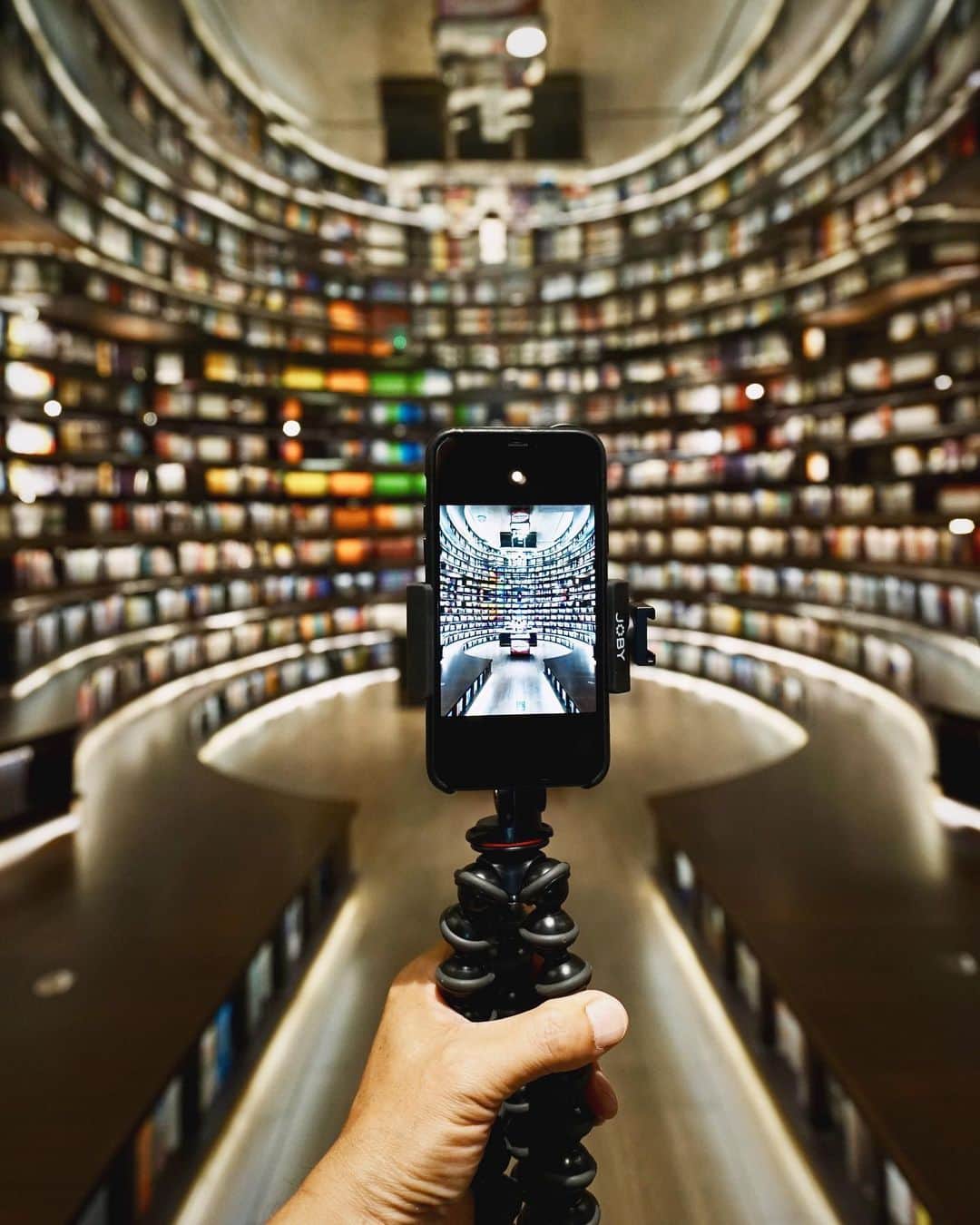 Koichiのインスタグラム：「. . 📗📘📙📕📗📘📙📕📗📘📙📕 . . Tripod by @jobyinc #GorillaPod #JOBY . Attachment lens by @tokyo_grapher #TG_Wide #ShotOn_TG . @visit_hangzhou #杭州に出逢う #杭州」