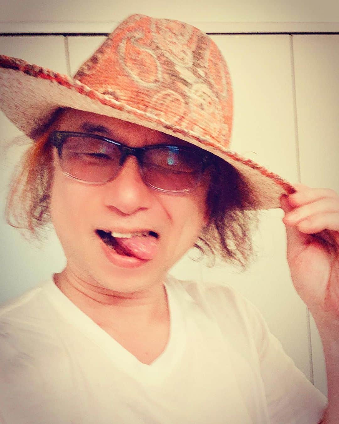 のインスタグラム：「. . 昨日、GGWの仲間たちから貰った CA4LAのハット。  またまた狙ったデザインだな。 TPOが全然浮かばない。 どう？ 似合ってる？w  スナフキンみたいだからギターで弾き語りでもしようかしらねw  ありがたや。  #CA4LA #hat #帽子」