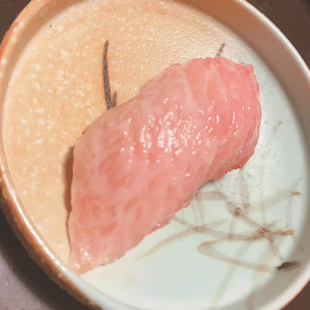 宮﨑真実さんのインスタグラム写真 - (宮﨑真実Instagram)「この前のエネルギーチャージ🍣たまにのご褒美があると頑張れます。🍶 #最近日本酒がうまい #年かな #🍶 #日本酒の写真撮るの忘れた🙄 #寿司 #長崎 #長崎グルメ  #長崎市 #寿司 #🍣 #🍺 #トロ」8月31日 15時51分 - miyazakimami.spocom