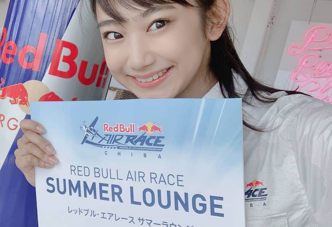 相沢菜々子さんのインスタグラム写真 - (相沢菜々子Instagram)「本日8/31、鎌倉 材木座海岸の「材木座テラス」で #レッドブルエアレース サマーラウンジにお邪魔しております〜✈️ お近くの皆様是非お越しください〜 海ダーーー！！入場無料です！ SNSへの投稿で一杯ドリンク無料です✨🤸‍♂️ rbar.jp/news/881/ #RedBull #airrace」8月31日 15時51分 - nanako_aizawa
