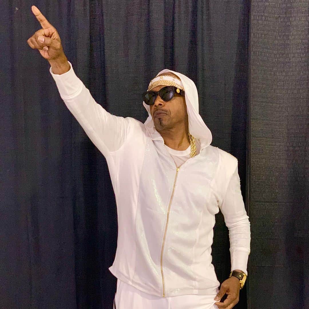 MCハマーのインスタグラム：「Thank You #Vancouver Love ❤️ It was a Beautiful Moment ☝🏿King Bobby Brown was Amazing We both RESPECT the Stage.👑 @kingbobbybrown 👊🏾💯👑🔥」