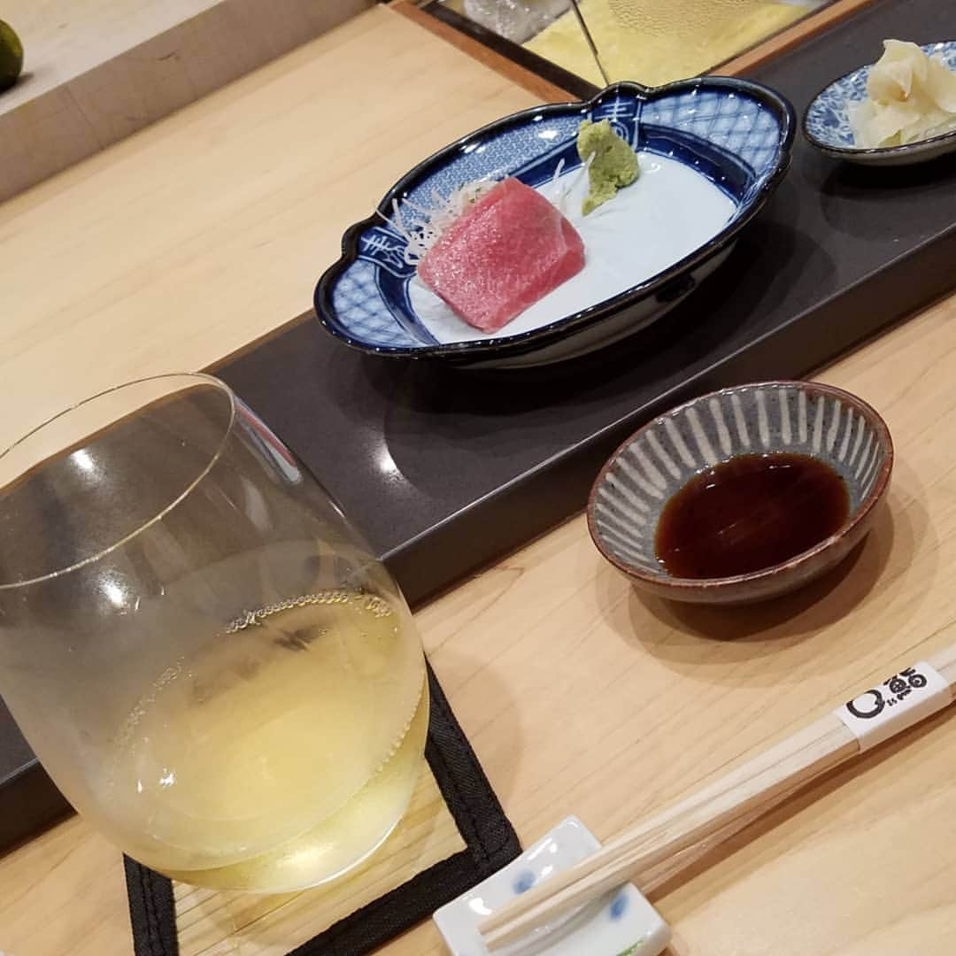 小錦千絵（TAUPOU）さんのインスタグラム写真 - (小錦千絵（TAUPOU）Instagram)「今夜のdinnerは⚪鮨❗  ハワイナンバーワンのお鮨屋さんです❤️ #鮨  #ハワイ鮨  #まるずし  #⚪︎鮨」8月31日 15時59分 - taupou52