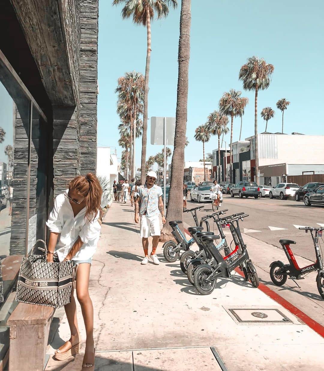 のインスタグラム：「White shirts＋Denim＋Palm trees ────────────────────── 大好きなAbbot Kinny. ゆるゆるな白シャツが最近また自分の中でブーム。 焼けた肌に白は最愛の組み合わせ💙だと思っている ・ #outfit #me #abbotkinney #私服 #shopping #reformation #outfit #love #culvercity #platformculvercity #LA #LAlife  #california #californialove #lastory #california_igers #losangelesfashion #🇺🇸 #ロサンゼルス #カリフォルニア #dior #diorbooktote」