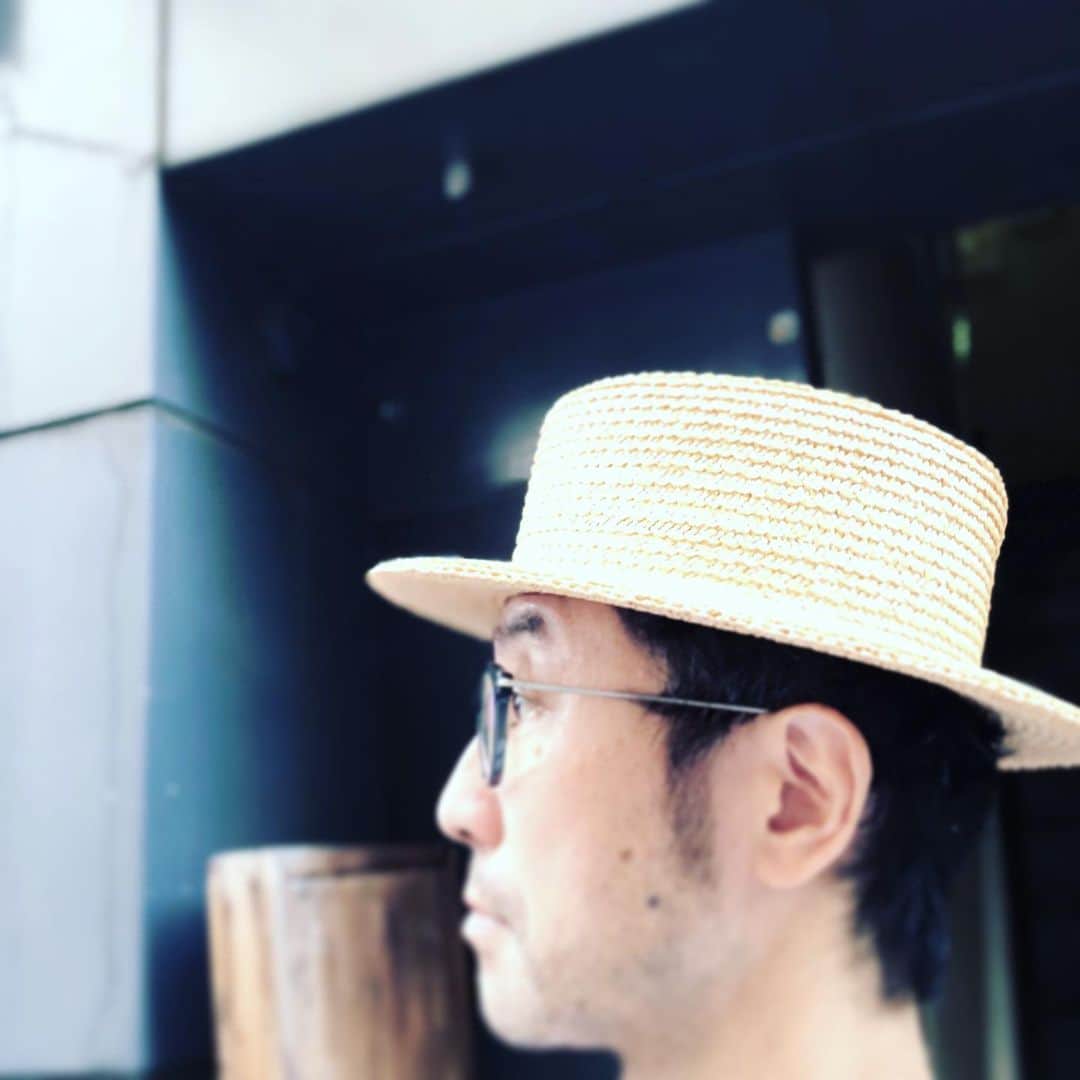 のインスタグラム：「見せられた顔ではないですが、着用している図 #さよなら夏の日 感 #カンカン帽 #akiohirata #皇室御用達 @boutiquesaloncoco #ここんとこのお気に入り #heavyrotation #fashion #hat #おしゃれ #ガーリー ？ #ただのオヤジ #雑貨 #haircut by @kohi_ando」