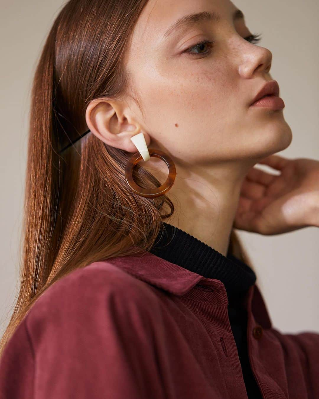 JILLSTUARTさんのインスタグラム写真 - (JILLSTUARTInstagram)「“NEW BRITISH MIX” . . AMELIA HOOP EARRINGS BEIGE,PINK color ¥6,500+tax . . -------------------------------------- . 公式オンラインストア「JILLSTUART.JP」にて 新作をお得にお求め頂ける 【1000円】クーポンを発行中！  入荷したての最新アイテムから先行予約アイテムまで、全ての通常価格アイテムがクーポン対象となります。 秋のワードローブの準備をこの機会にぜひお楽しみください。 . ■クーポンコード JS1000AUT . ■有効期限　8月31日（土） . ■詳細はプロフィール画面のURLからご覧いただけます。 ------------------------------------- . . #JILLSTUART #JILLSTUART_jp #2019FW #september #fallwinter #new #british #mix #preorder」8月31日 16時21分 - jillstuart.jp