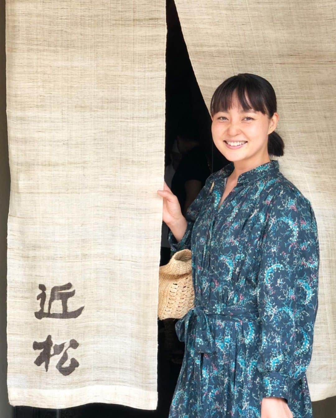 青山有紀さんのインスタグラム写真 - (青山有紀Instagram)「美味しいお寿司をいただいた後、すてきな珈琲屋さんに連れて行ってもらいました☕️ ゆっくりお湯を注がれる珈琲豆がきらきらぷくぷく輝いてた✨」8月31日 16時22分 - yukiaoya