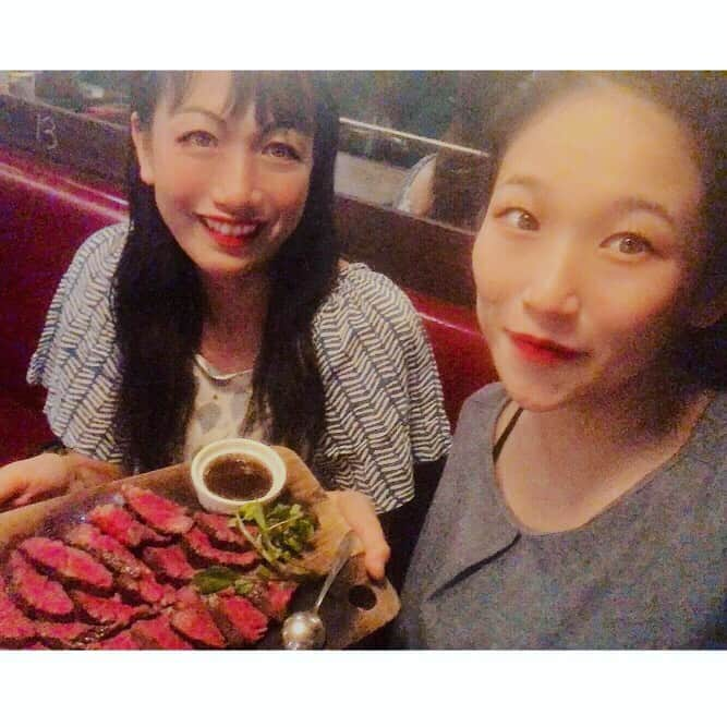 世手子さんのインスタグラム写真 - (世手子Instagram)「Wine bar with delicious meat  d(^_^o) Good price for good quality meat♪( ´▽｀) Thank you always for everybody's warm comments(*´ー｀*) https://item.woomy.me/c/59685 @shinjyuku_wine_club #新宿ワイン倶楽部 へ #シンガーソングライター の #佐々木かの パイセンと行ってきました(*´∇｀*) #新宿グルメ いいね(#^.^#) この日は29日で #肉の日 だったので 牛ハラミが200gで2000円という安さ(๑˃̵ᴗ˂̵) しかも柔らかくて美味しすぎたっっ #西新宿グルメ #ラクレットチーズ も楽しめるよ(*'▽'*) ワインもサングリアも種類豊富でした✌︎('ω')✌︎ #トリュフ風味ポテト もうましっっ #トリッパ もジューシーでした(//∇//) #ウニク と濃厚チーズスパもお店のオススメだよ(^ ^) 新宿ワイン倶楽部で検索（╹◡╹） お肉パワーで明日も頑張るっっ（^人^） Casting by @woomy.restaurant」8月31日 16時15分 - rojide