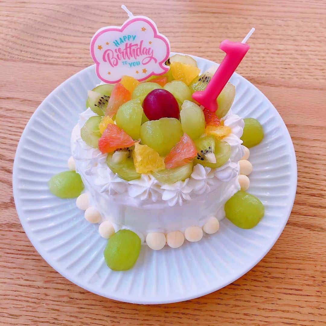 村井美樹さんのインスタグラム写真 - (村井美樹Instagram)「娘、昨日で1歳になりました☺️✨ . バースデーケーキは旬のマスカットとフルーツのケーキ🎂 . 最近のケーキはレンジで簡単に作れるキットがあるんですねー。 . 初めてのケーキ、娘はフルーツはモリモリ食べて、ケーキとクリームはちょこっと食べてくれました。 . #1歳誕生日 #1歳ケーキ #1歳バースデー #1歳誕生日ケーキ #マスカットケーキ」8月31日 16時18分 - miki_murai_