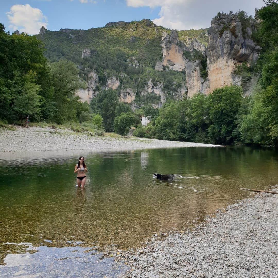 キャロライン・シノさんのインスタグラム写真 - (キャロライン・シノInstagram)「Deux truffes dans le #Tarn avant un bel orage🌩 ••• Grrr this year Tarn river is pretty cold❄️ . . . . . . . . . . . . . . . . . 📸 @lumartinez_93 #boulderinglife #fontainebleauforest #fontainebleaubouldering #climbinggirls #climbing_lovers #climbingismypassion #climbing_is_my_life #climbinggym #girlswhoclimb #girlswhoboulder #girlsboulder #boulderinglife #boulderingbabes #boulderingproblems #bouldering_pictures_of_instagram #sportsclimbing #sportsclimbingishard #climbinggirls #girlswhosportsclimb #girlswhoclimbrocks #climb_girls @crimpoilofficial @snap.climbing @arkose.climbing @scarpaspa @opel_france @frictionlabs #climbing_videos_of_instagram #bouldering_videos_of_instagram  #tarnsportsclimbing #tarnescalade」8月31日 16時30分 - carosinno