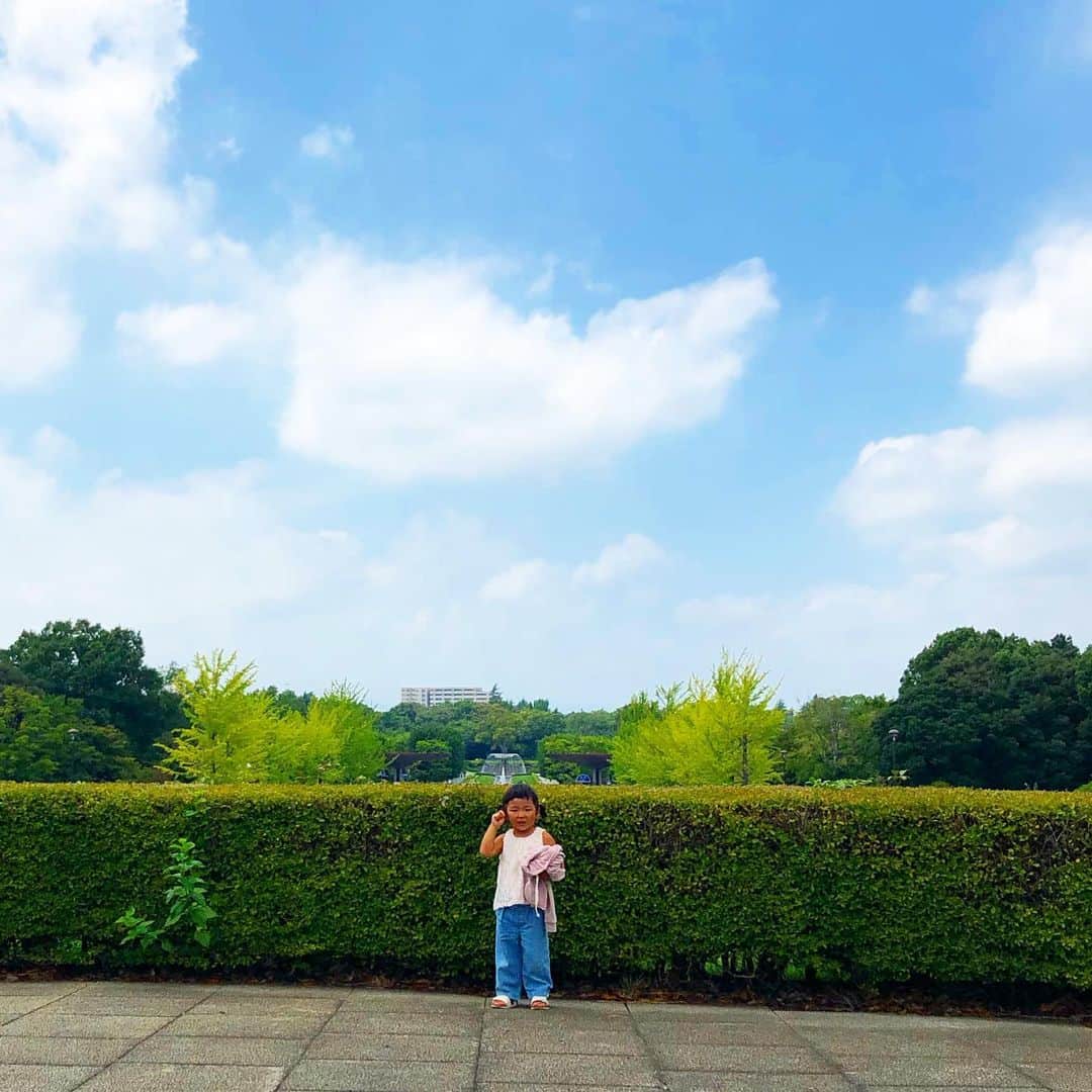 新井美穂さんのインスタグラム写真 - (新井美穂Instagram)「今日は朝一娘と#昭和記念公園#レインボープール へ。 初めての#大波プール に大興奮の娘。 私も楽しくて予定以上に遊び過ぎちゃって、娘と約束していた公園でのサイクリングはまた今度で🙏 毎週末の娘とのお出かけに、最近体力がついていかない😅 でも日に日にどんどん体力ついてくる娘。 そして常に「おかあさん、いっしょにあそぼうよー！」の娘。 この先が思いやられるわー😓 電車でウトウトすると毎回「こらーっ！」て娘に怒られるし（笑）ちょっと前までは、電車でスヤスヤ寝てくれていたのになぁ。#娘の成長 若いうちに子供産んだ方がいいとはこういうことなのね（笑） #娘3歳3ヶ月#休日早起き#週末お出かけ#体力ついてかない#母ちゃん頑張る」8月31日 16時27分 - arai_miho