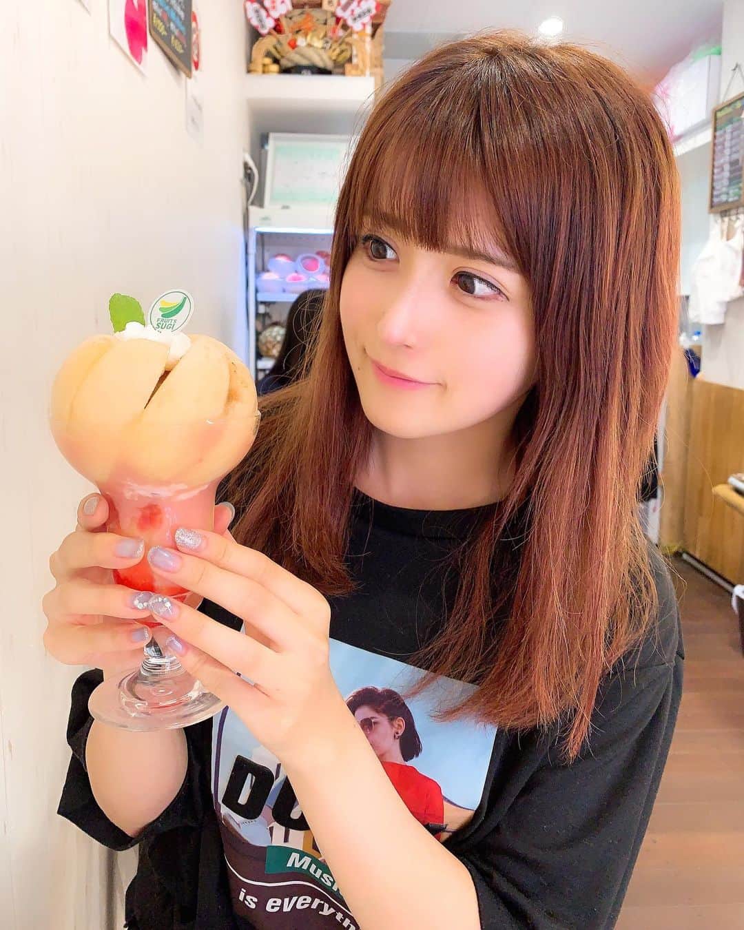 佐倉みきさんのインスタグラム写真 - (佐倉みきInstagram)「桃が丸ごと入ったパフェ🍑 美味しかった😌 おなかいっぱい、、 果物だいすき！ いちごがいちばんすきだけど 全般的に好きだね👶🏻 #フルーツすぎ」8月31日 16時27分 - sakura_miki96