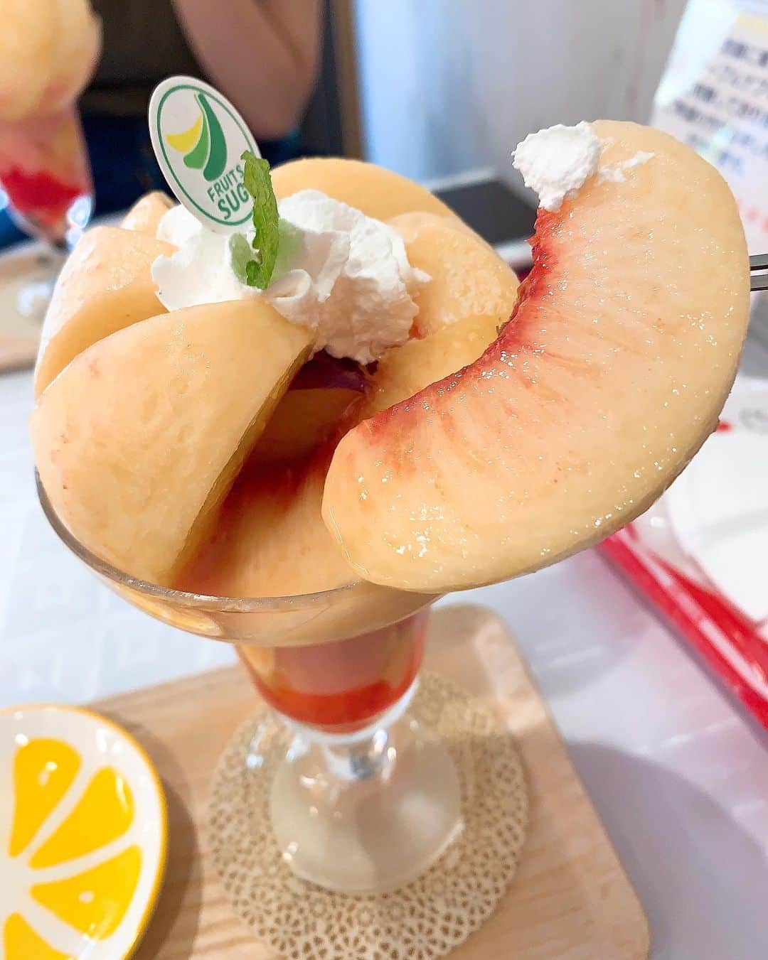 佐倉みきさんのインスタグラム写真 - (佐倉みきInstagram)「桃が丸ごと入ったパフェ🍑 美味しかった😌 おなかいっぱい、、 果物だいすき！ いちごがいちばんすきだけど 全般的に好きだね👶🏻 #フルーツすぎ」8月31日 16時27分 - sakura_miki96