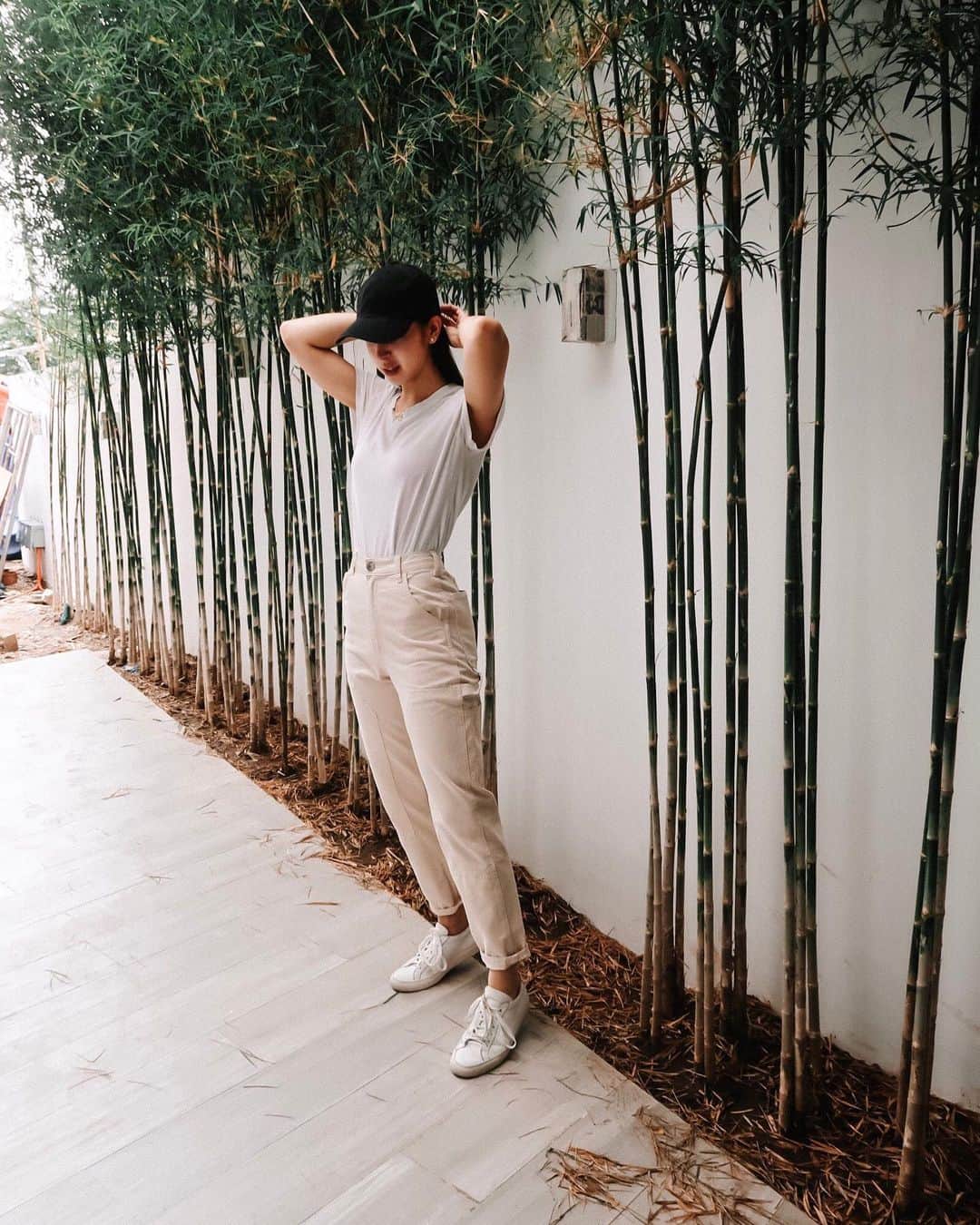 ジュリア バレットのインスタグラム：「I went to do a little shopping since I am already moving into my new home.  Fun fact: I will only transfer a few steps away from my mom’s house. People often find it weird and usually ask me, "why?" and I simply answer, “why not?” My mom is my bestest friend and my number one source of strength. Even though she has raised me to be independent and brave, I still don’t see any reason why I should be far away from her.  Sa totoo lang, kailangan ko parin siya. At least, I still get to have breakfast, lunch and dinner at her place. Makakatipid parin ako sa ulam at kanin. 😜 Sorry mom. @marjbarretto ❤️」
