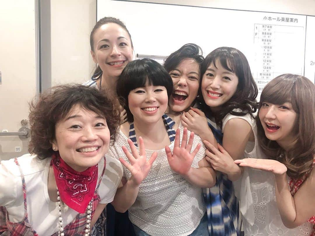 鈴木杏さんのインスタグラム写真 - (鈴木杏Instagram)「「フローズン・ビーチ」千穐楽を無事に終えました🏖いろんな想いと出逢えて、毎日が最高のギフトのような、濃厚な夏でした。こんな夏はもうあまり出逢わないんじゃないかな。もらったものを沢山携えて、これからも公私ともに真っ直ぐ、ひたむきに、歩いていきたいです。 #フローズンビーチ #KERACROSS #ケラリーノサンドロヴィッチ  #鈴木裕美 #ブルゾンちえみ #花乃まりあ #シルビアグラブ  #もりまりも #次の稽古まで #青髪になります」8月31日 16時42分 - anne.suzuki.official